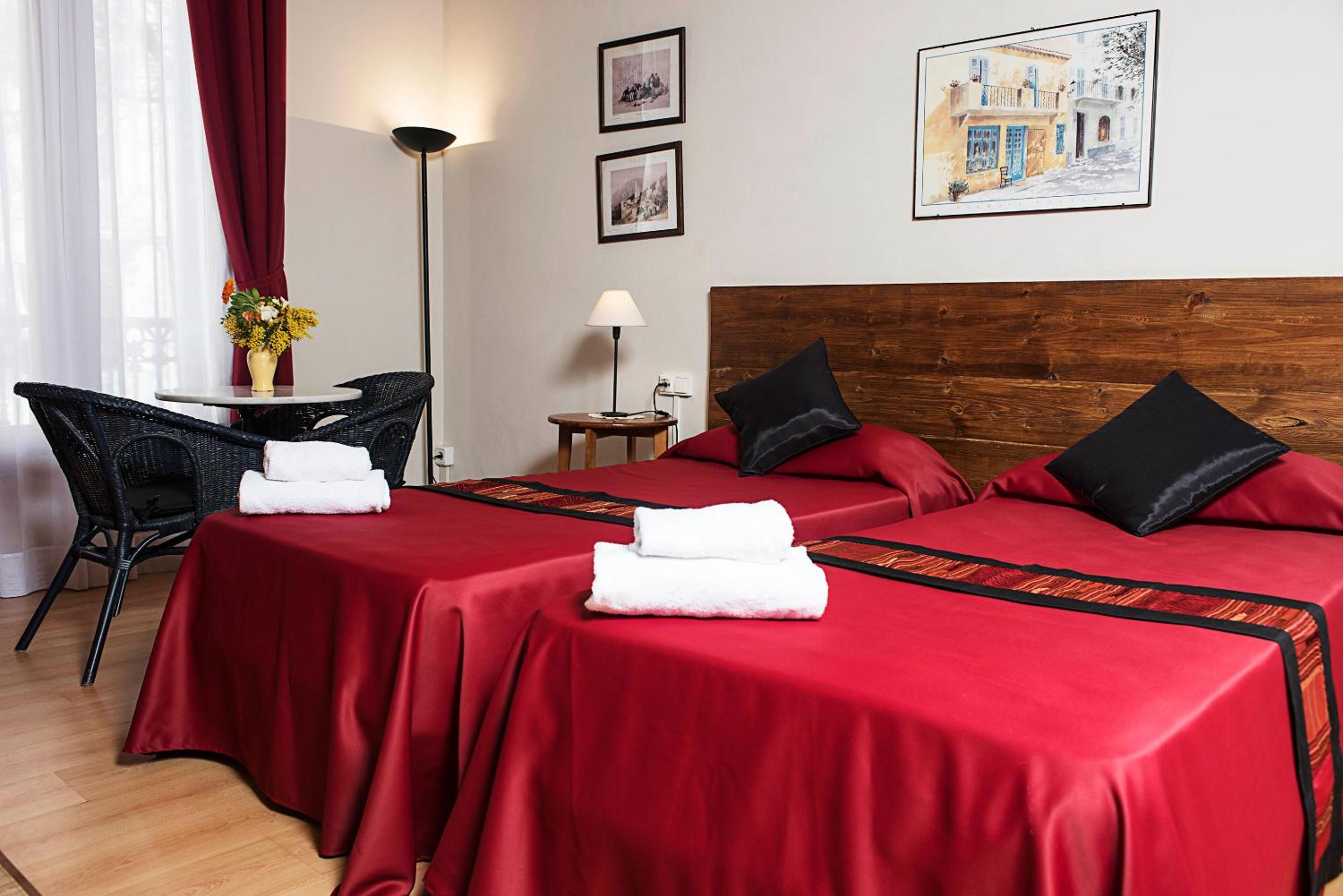 Double or Twin Room with Balcony and Shared Bathroom photo 3