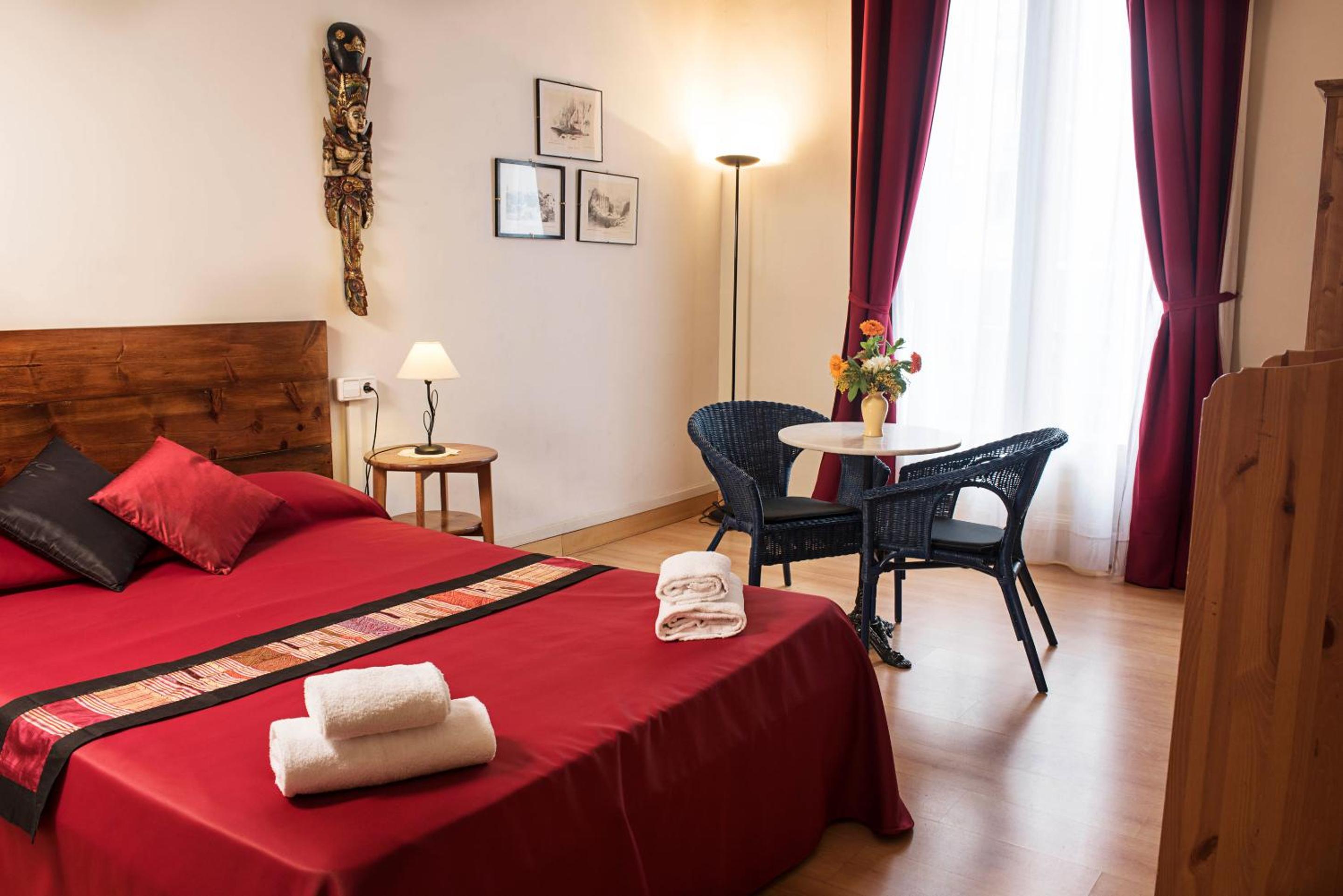 Habitación Doble o Twin con Balcón y Baño Compartido