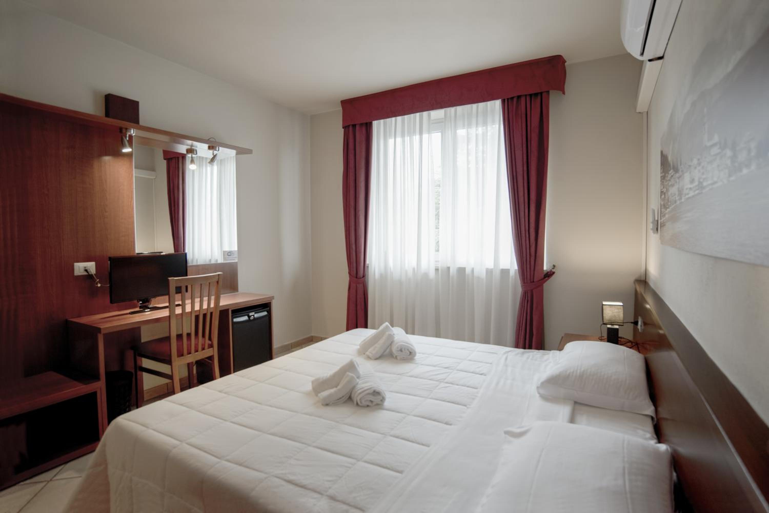 Standard Double or Twin Room - Photo 11