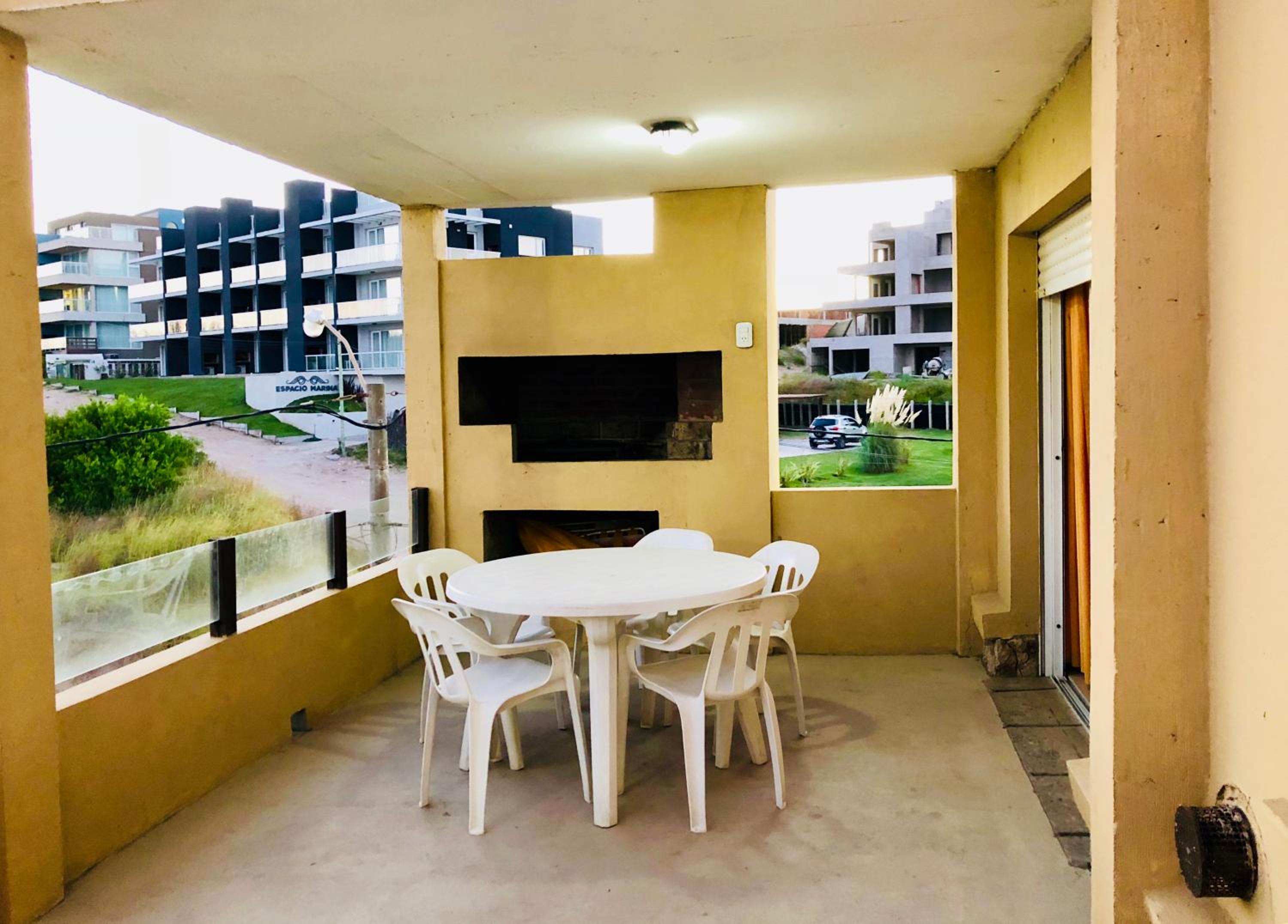 One-Bedroom Apartment with partial sea view photo 3