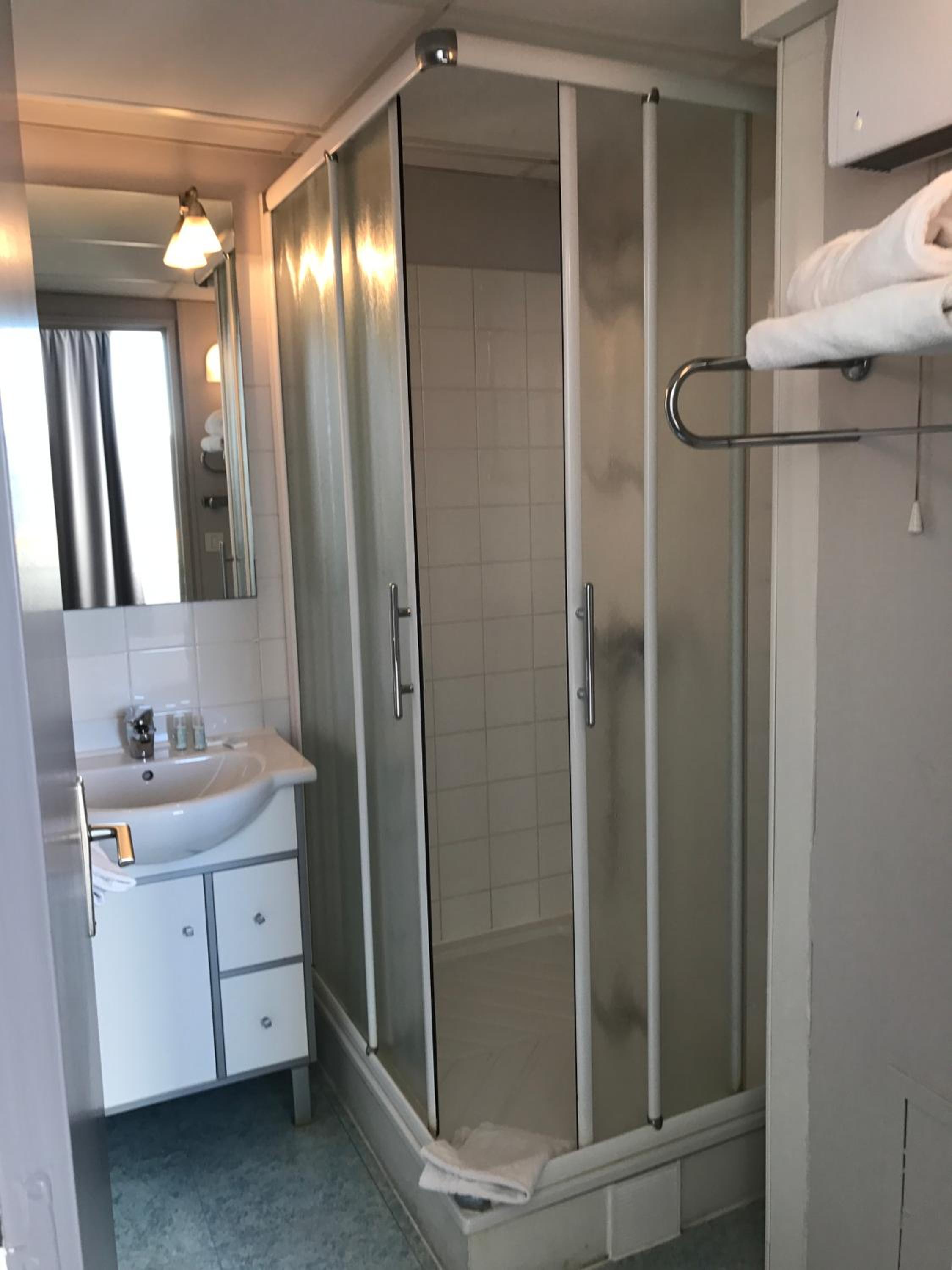 Twin Room - Photo 2