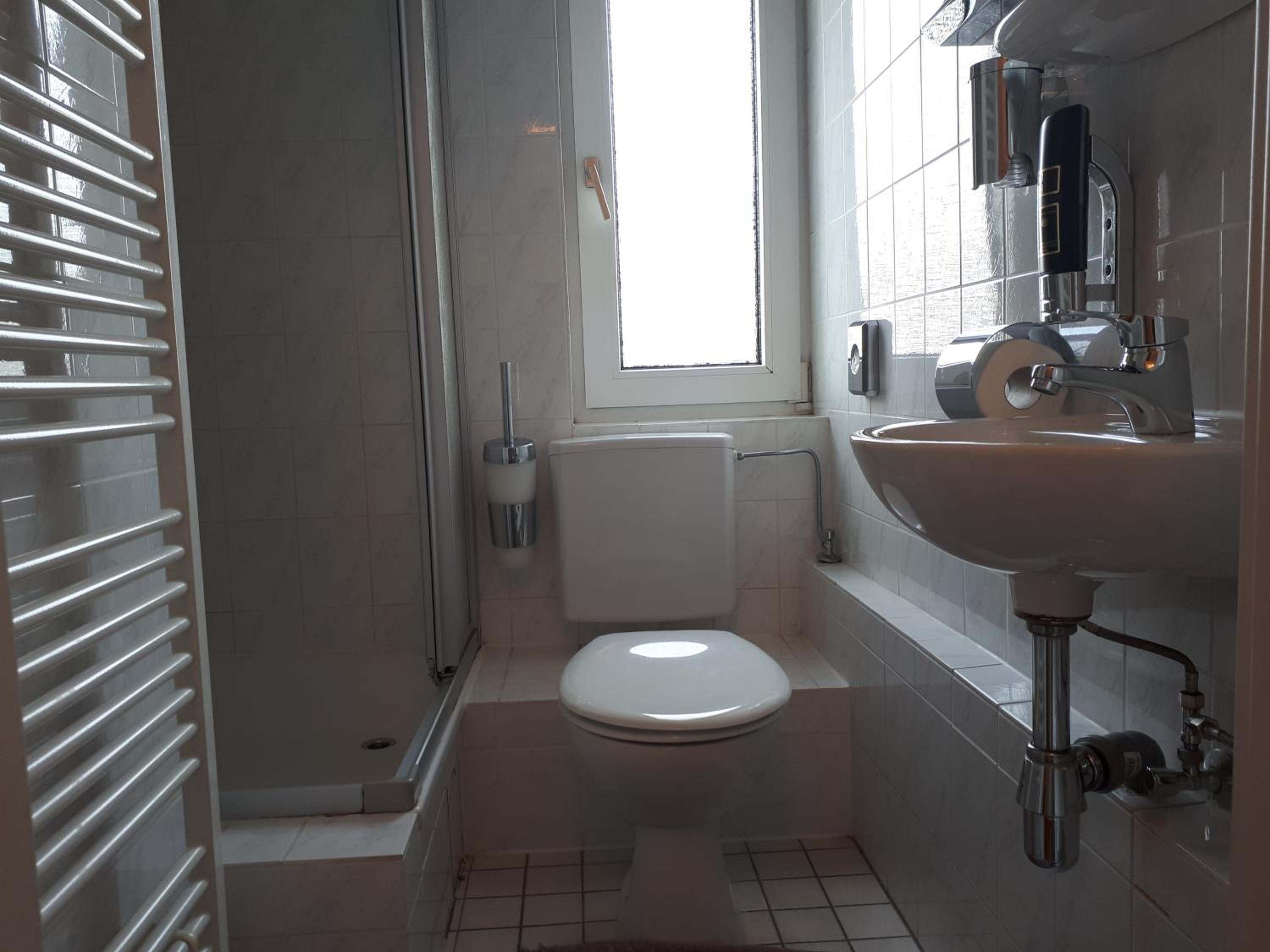 Standard Twin Room - Photo 3