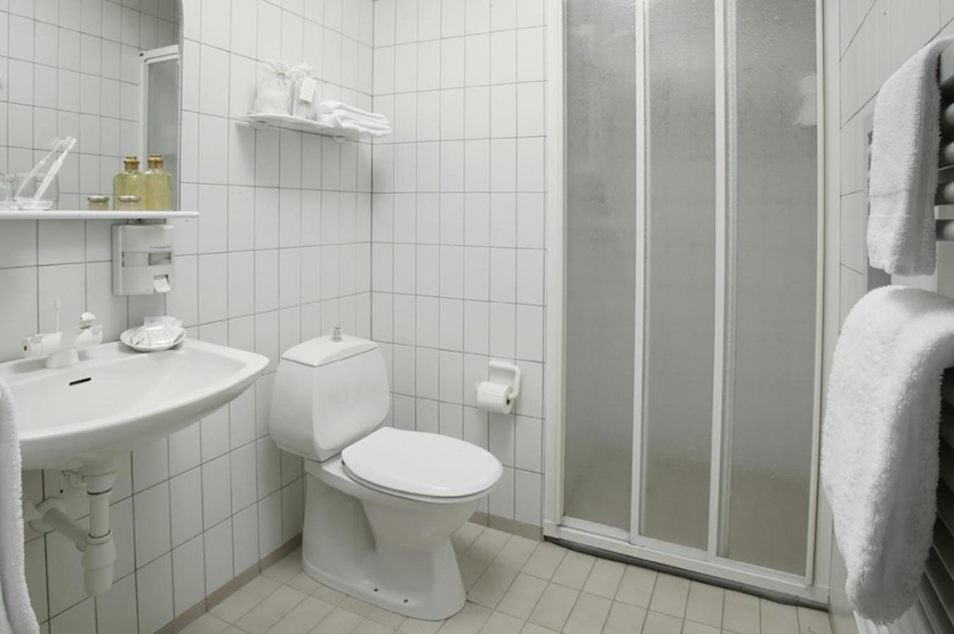 Standard Double or Twin Room - Photo 4