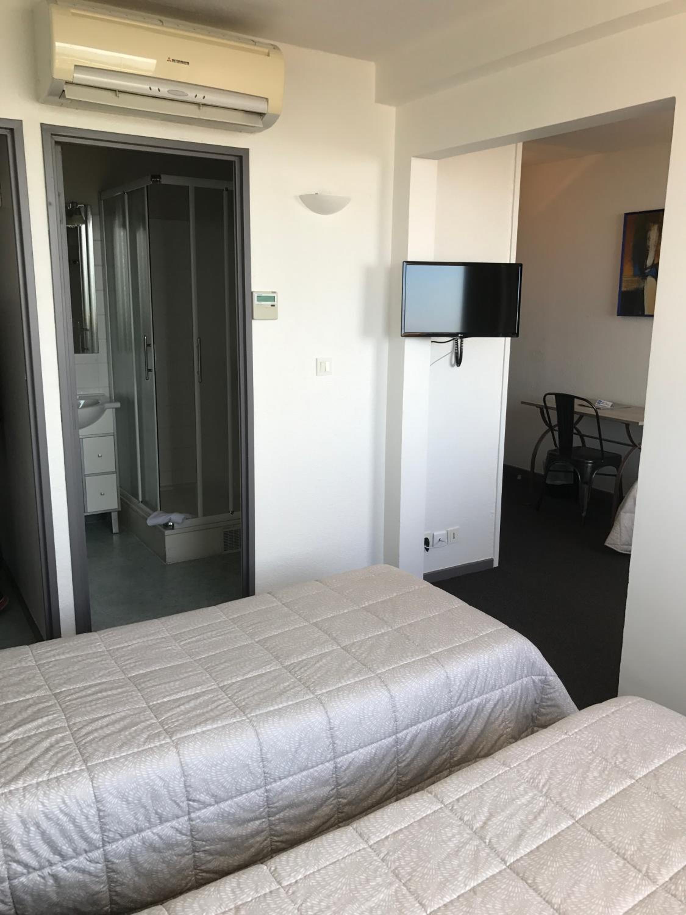 Twin Room - Photo 5