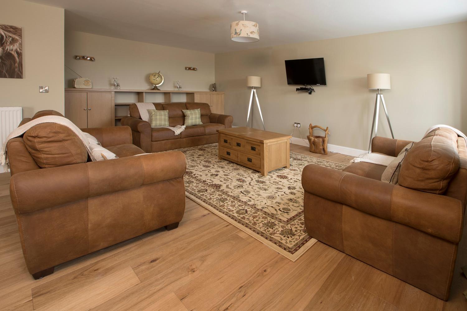 Five-Bedroom House photo 1