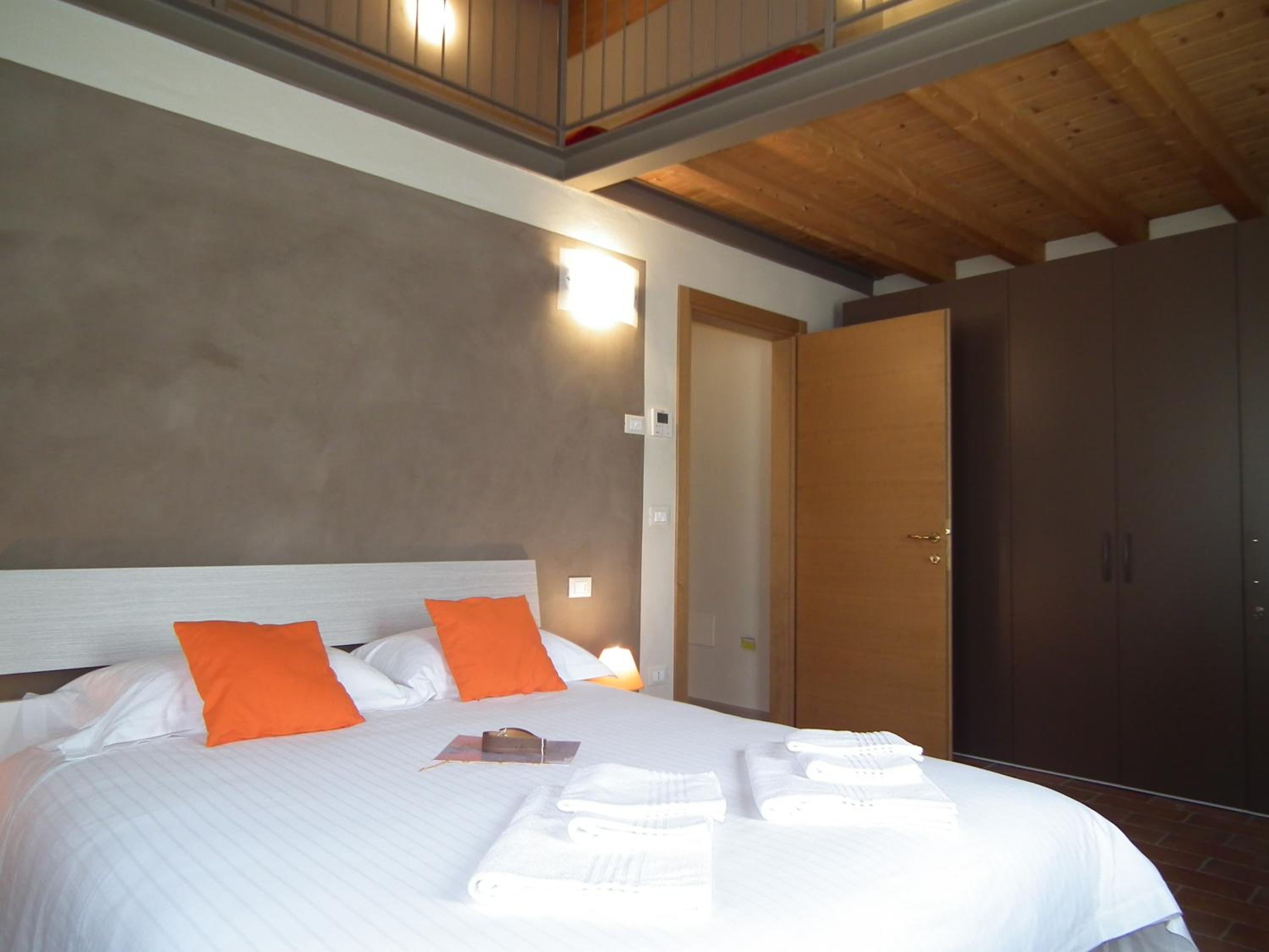 One-Bedroom Apartment - Split Level photo 2