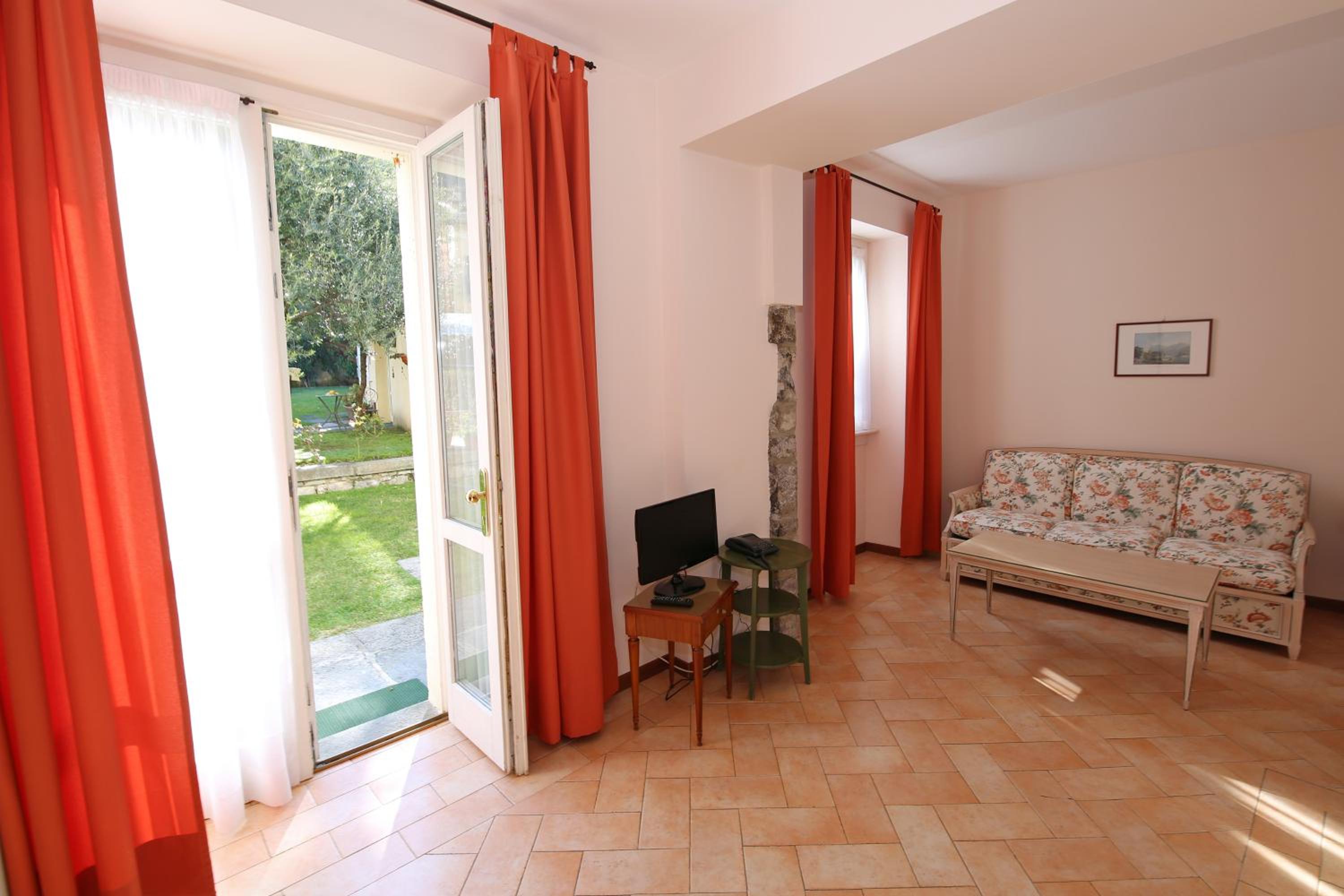 Large One-Bedroom Apartment photo 3