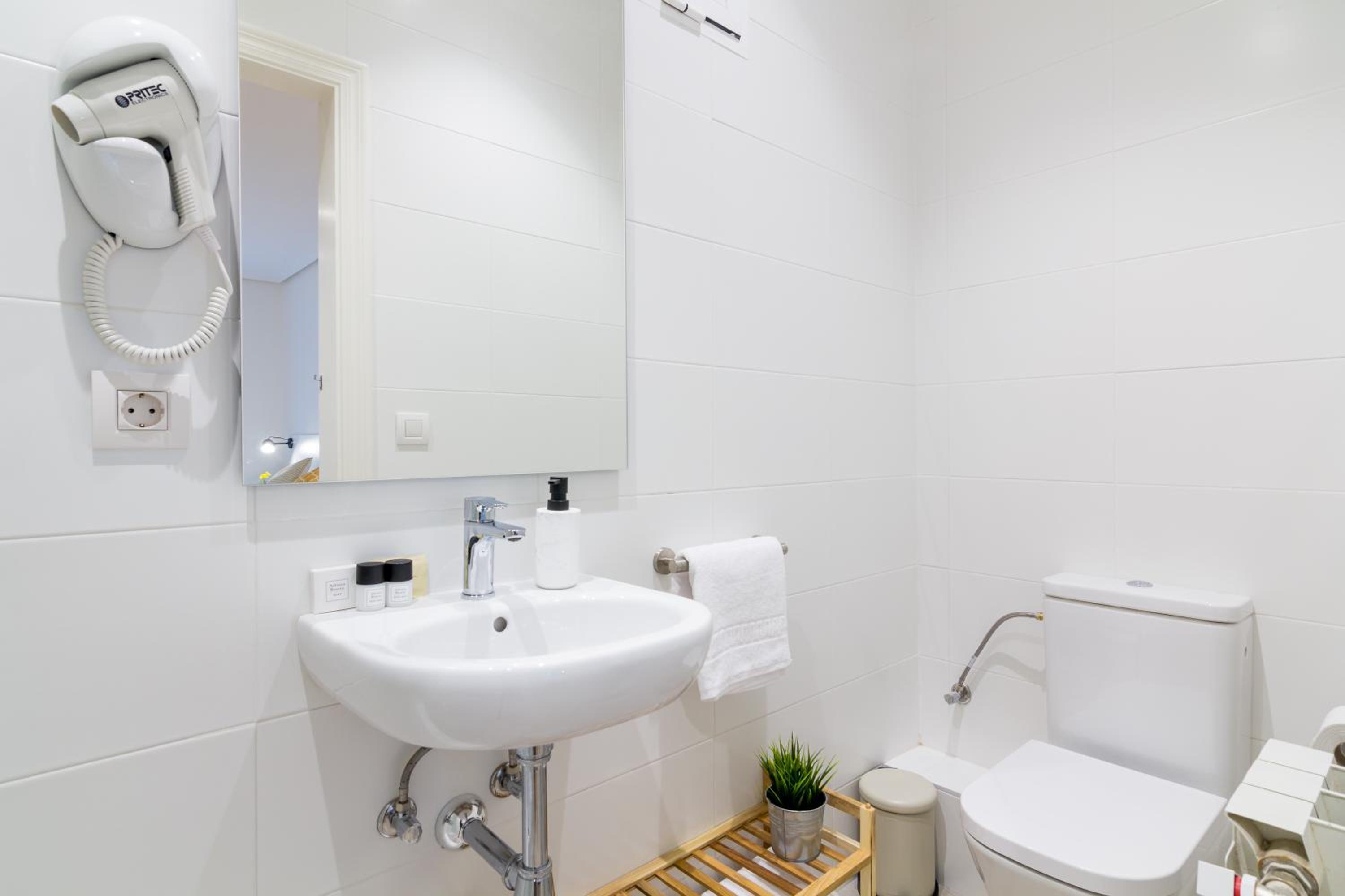 Deluxe Double Room with Extra Bed and Private Bathroom photo 2