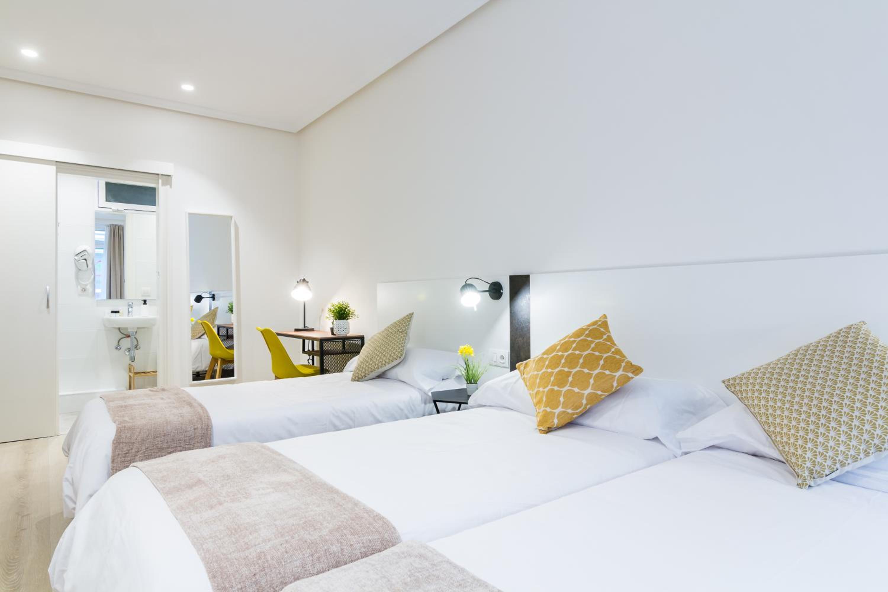 Habitación Doble de Lujo con Cama Extra y Baño Privado