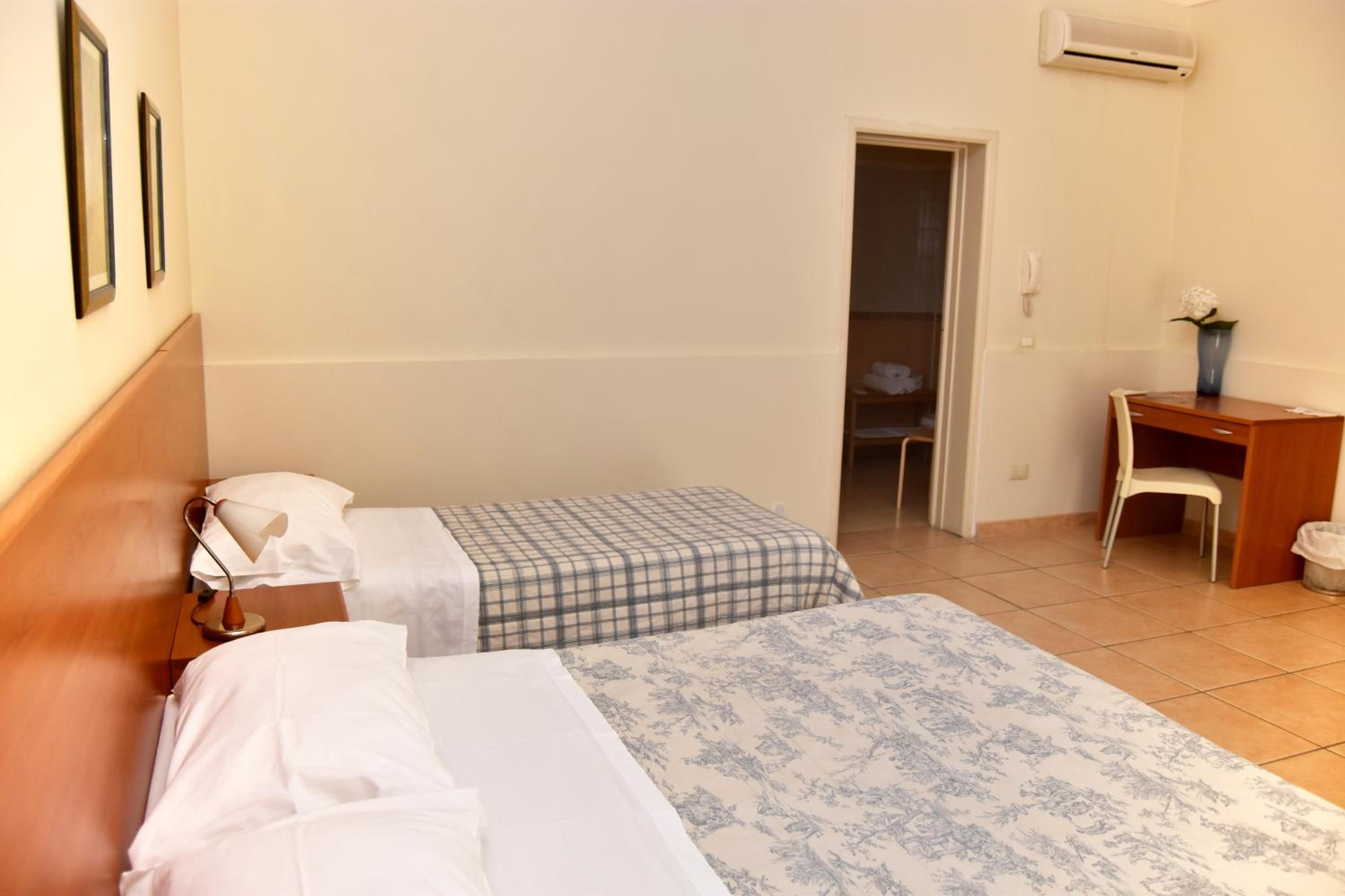 Basic Triple Room photo 3