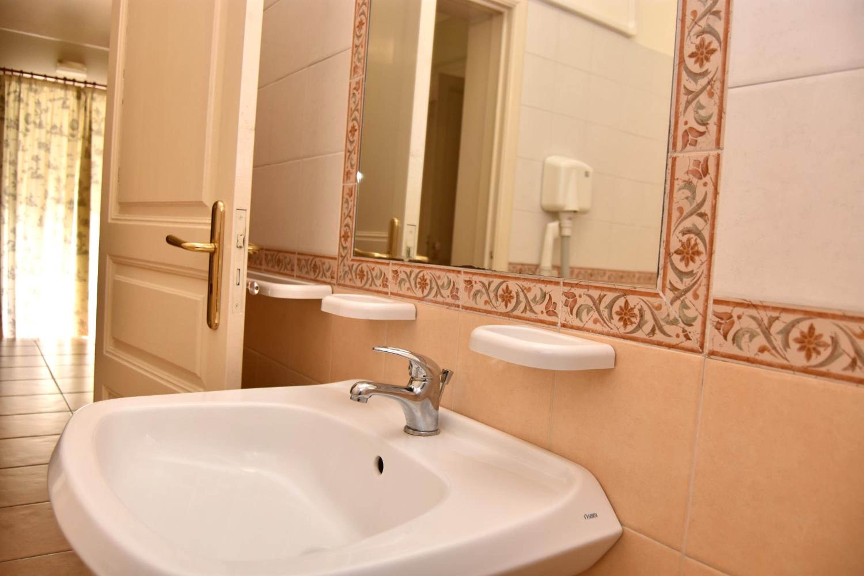 Basic Triple Room photo 2