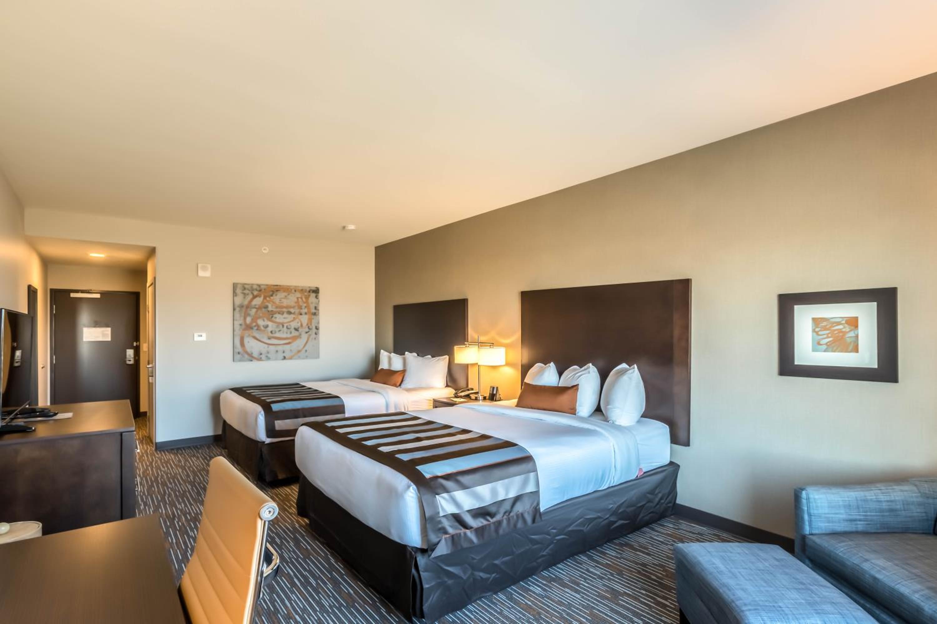 Deluxe Queen Room with Two Queen Beds and Mountain View - Non-Smoking