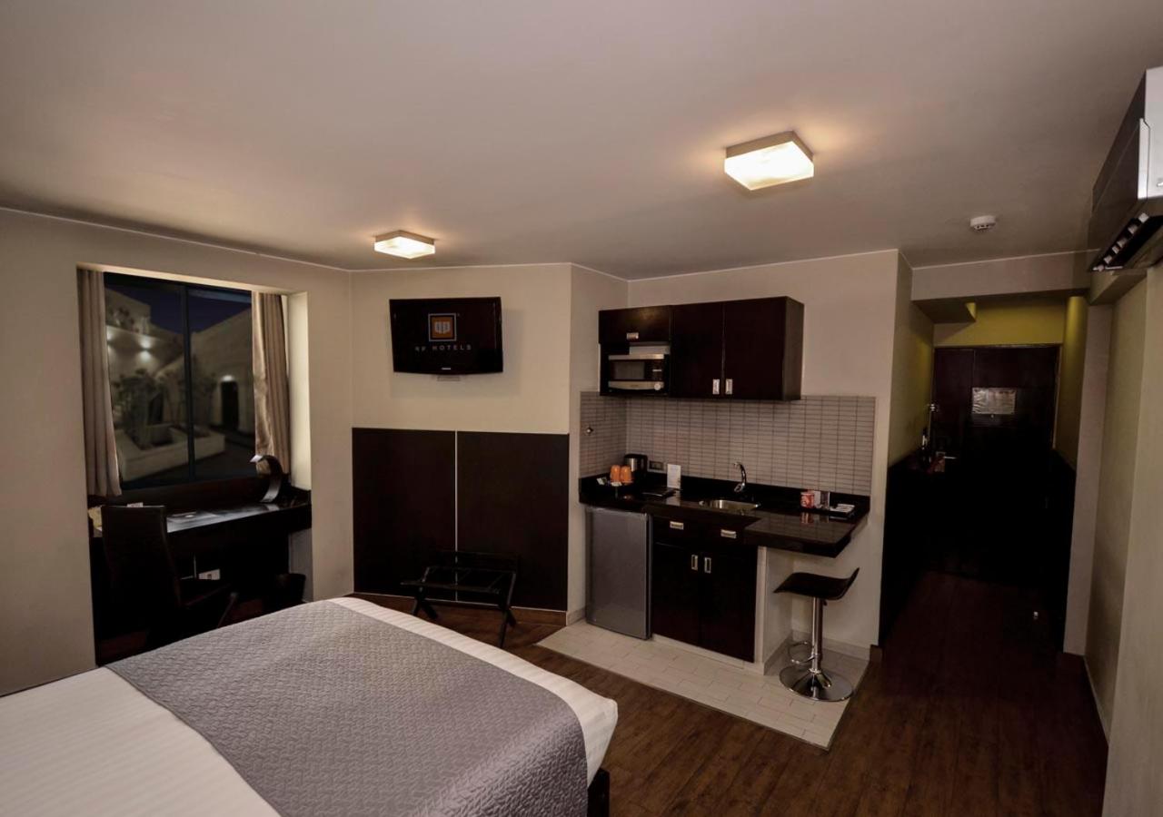 Deluxe Queen Suite - Photo 2