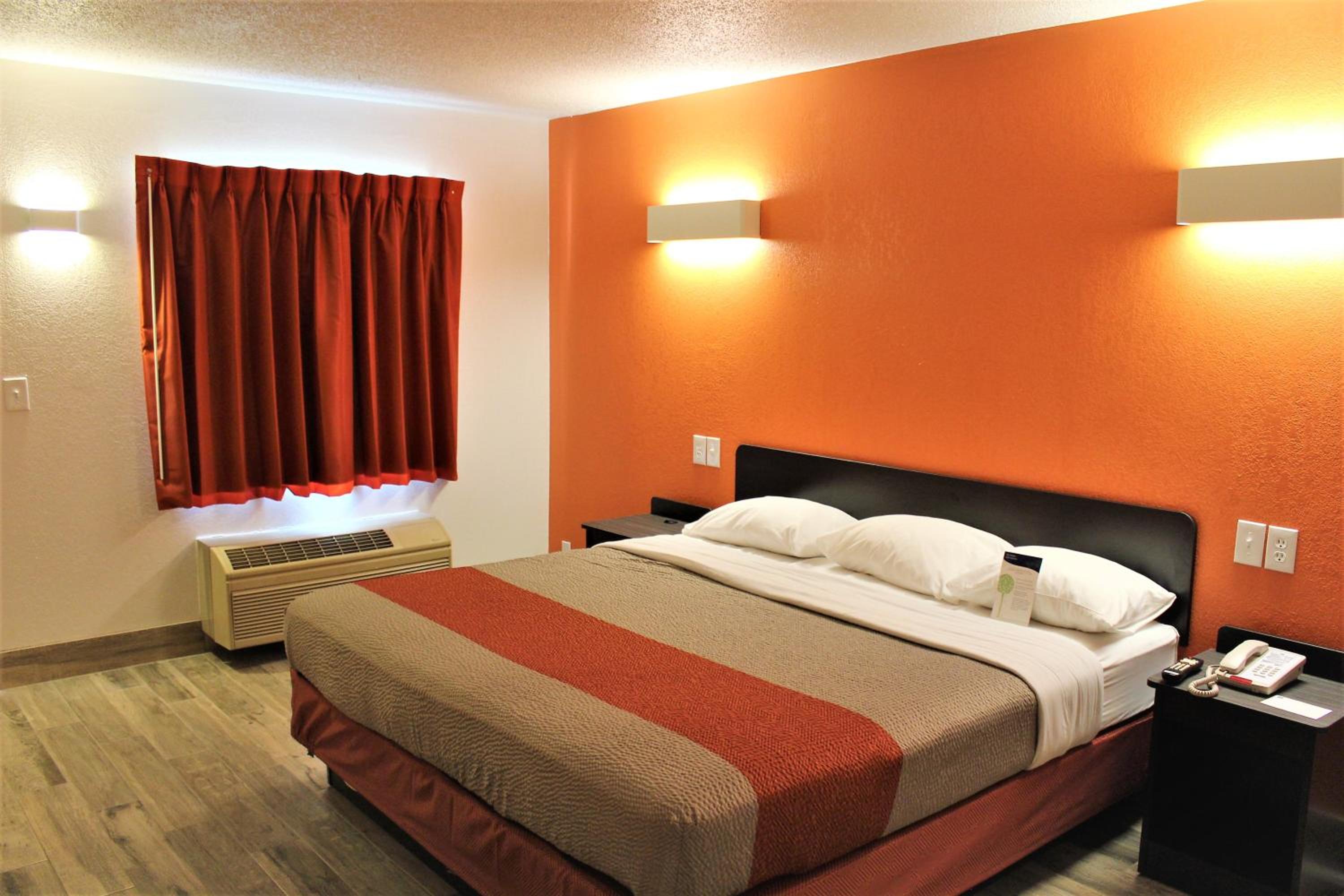 Standard King Room - Smoking - Photo 1