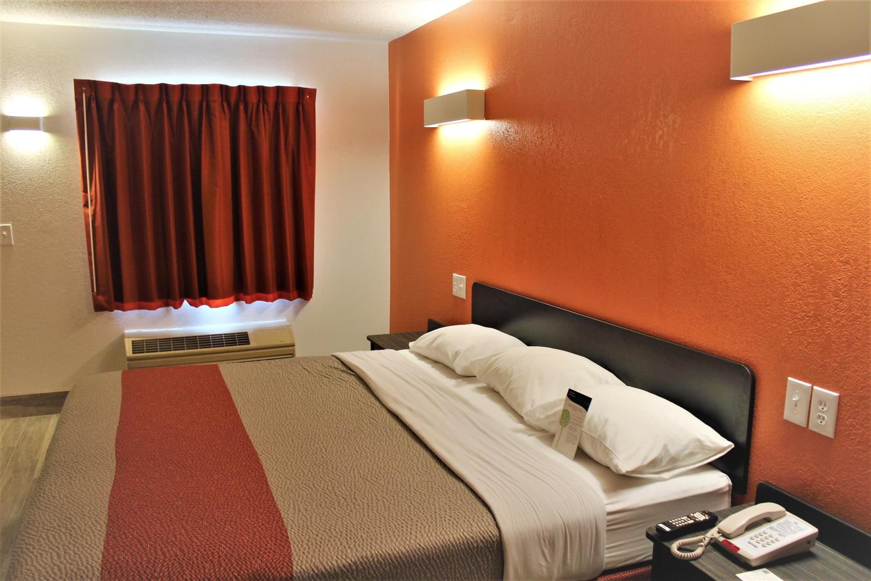 Standard King Room - Smoking - Photo 12