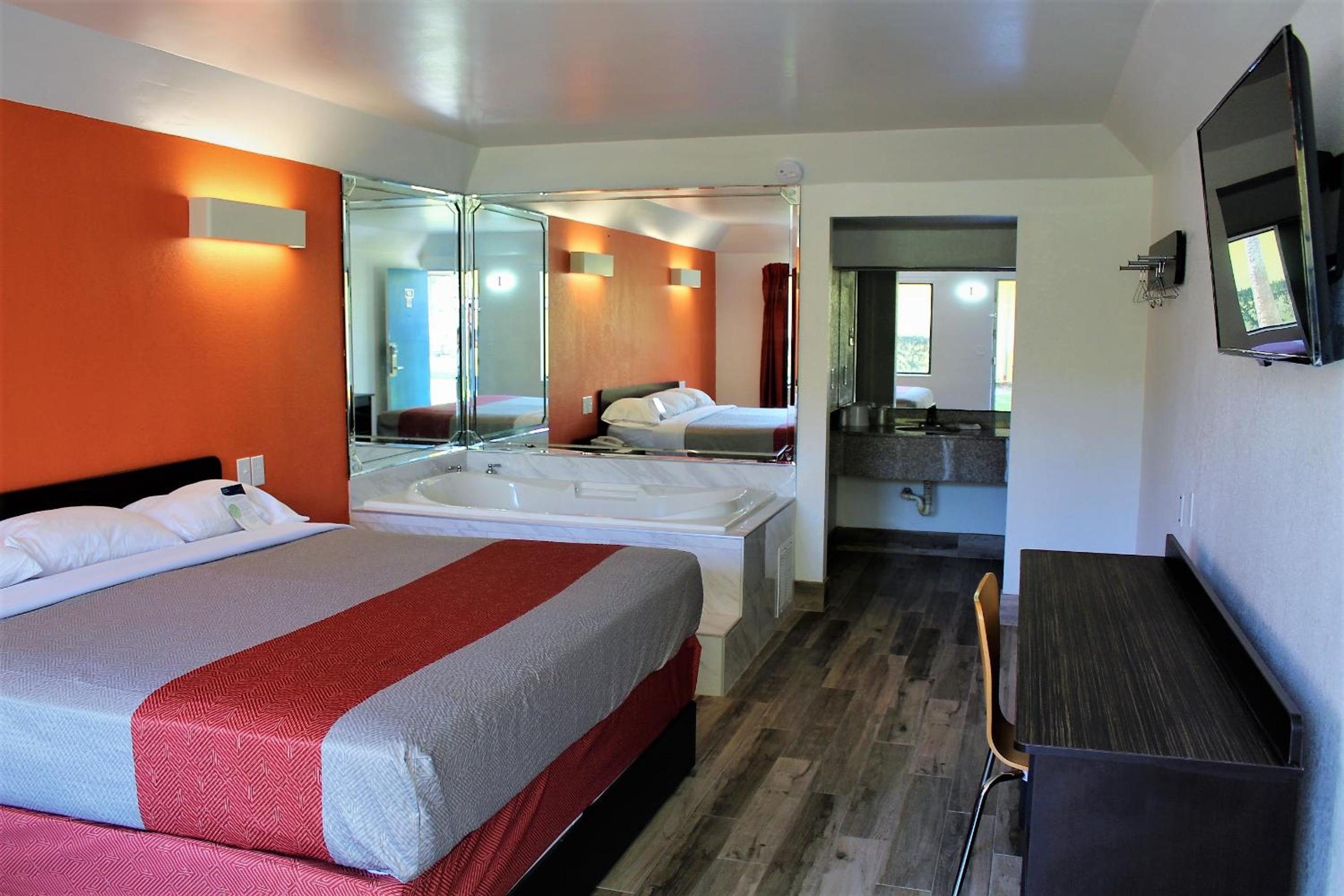 Deluxe King Suite - Non-Smoking - Photo 1