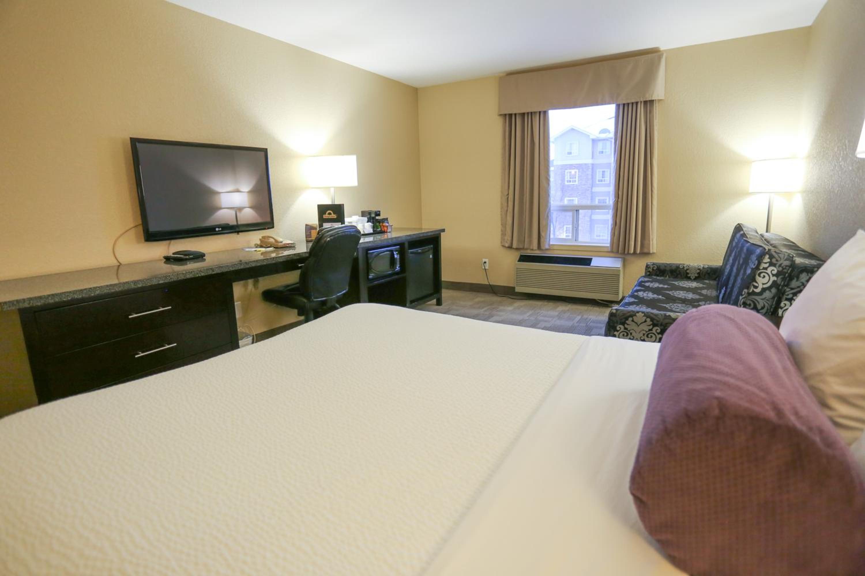 Queen Room with Sofa Bed - Disability Access/Non-Smoking photo 2