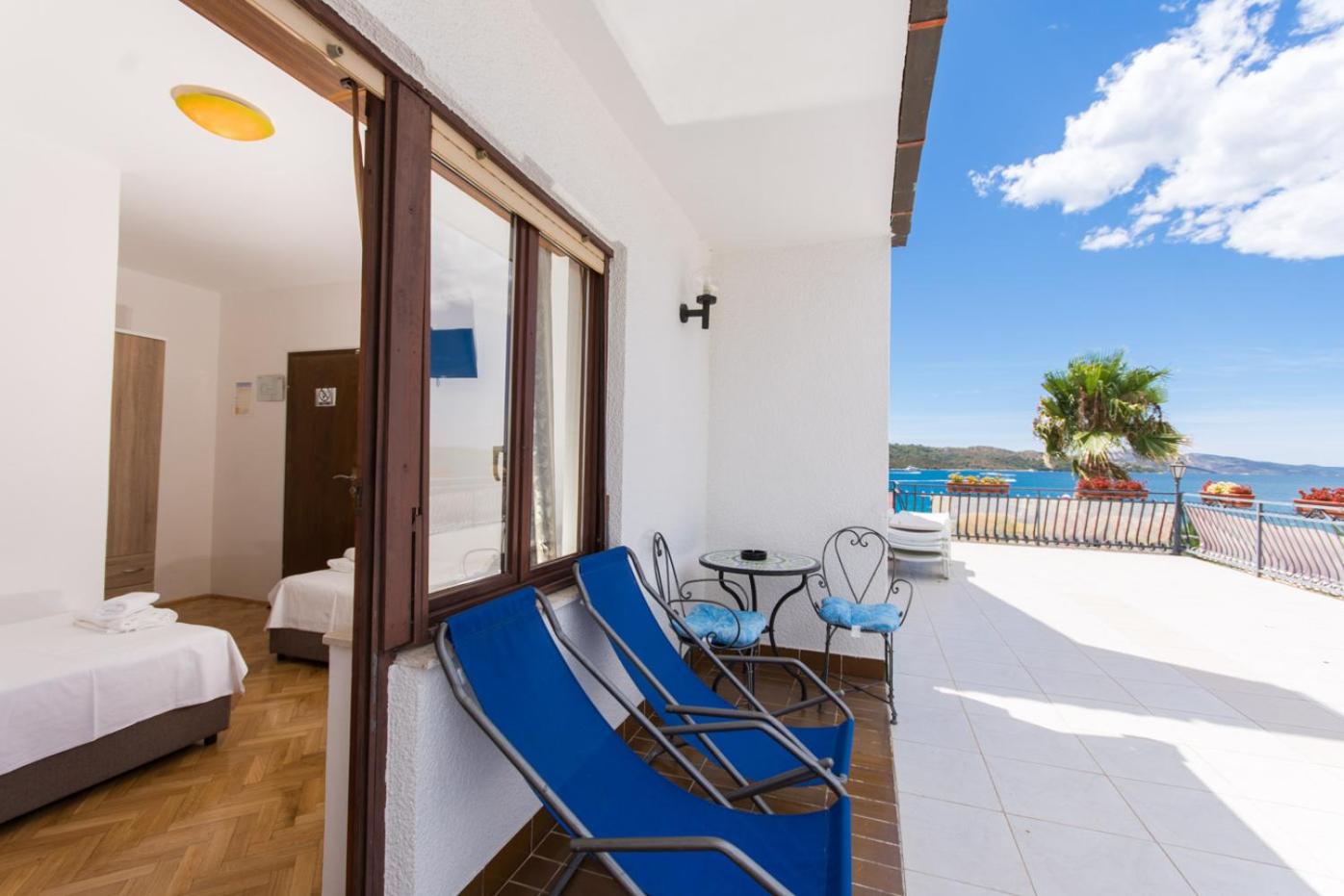 Twin Room with Balcony and Sea View - Photo 4