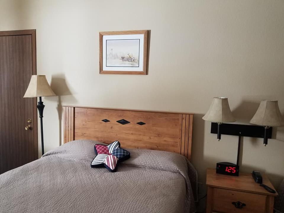 Standard Queen Room - Photo 11