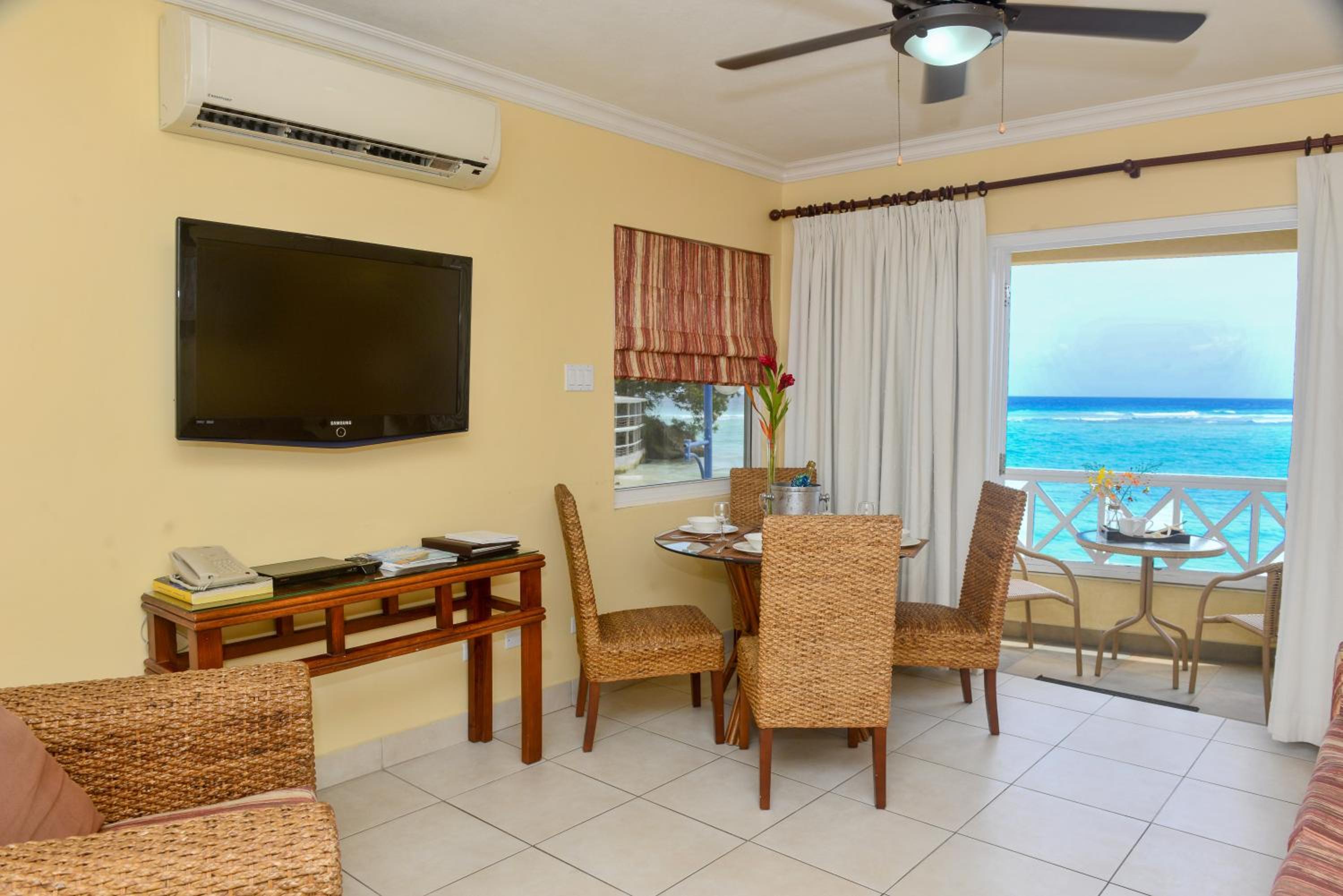 One Bedroom Ground Floor Suite with Seaview photo 2