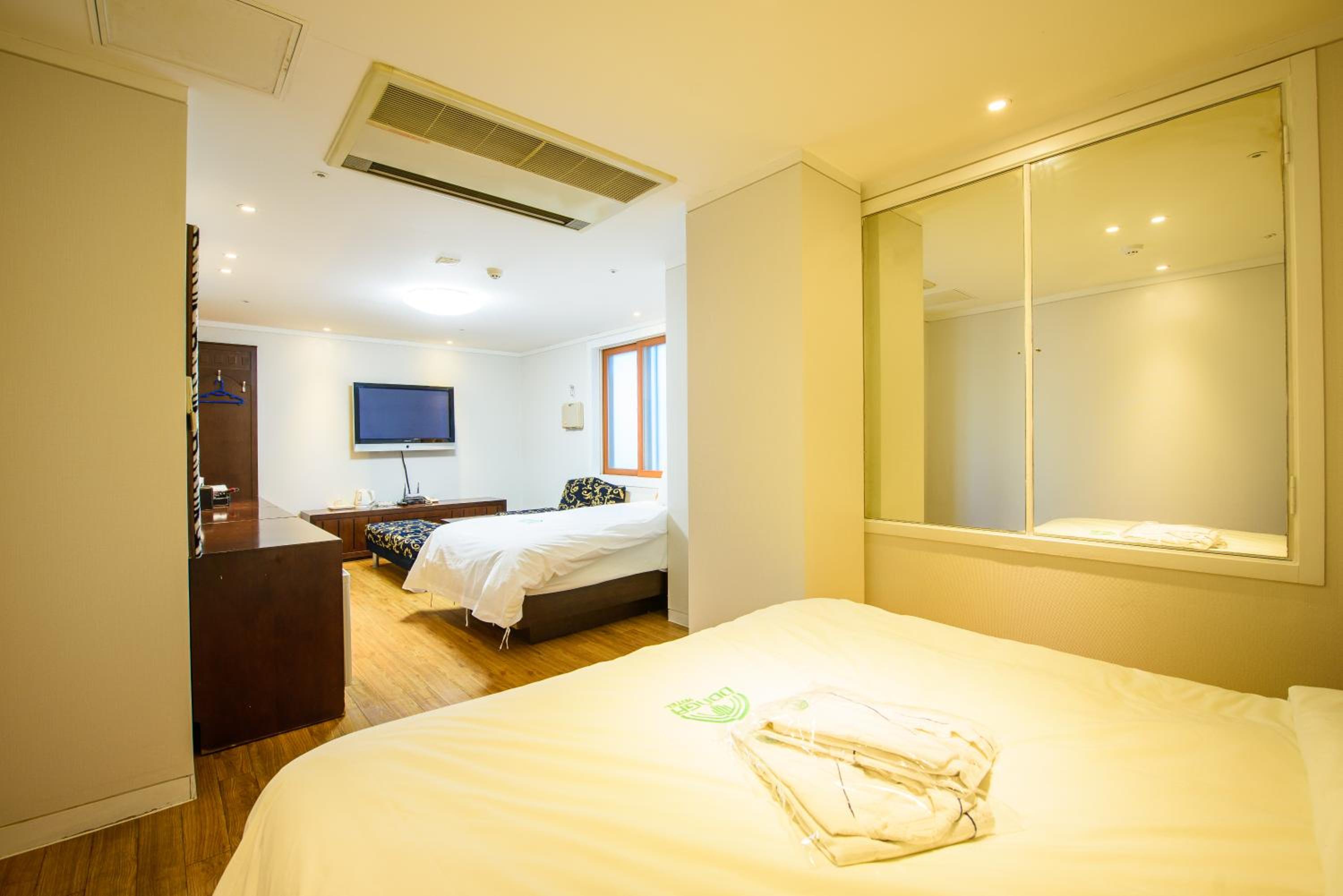 Twin Room with City View photo 3