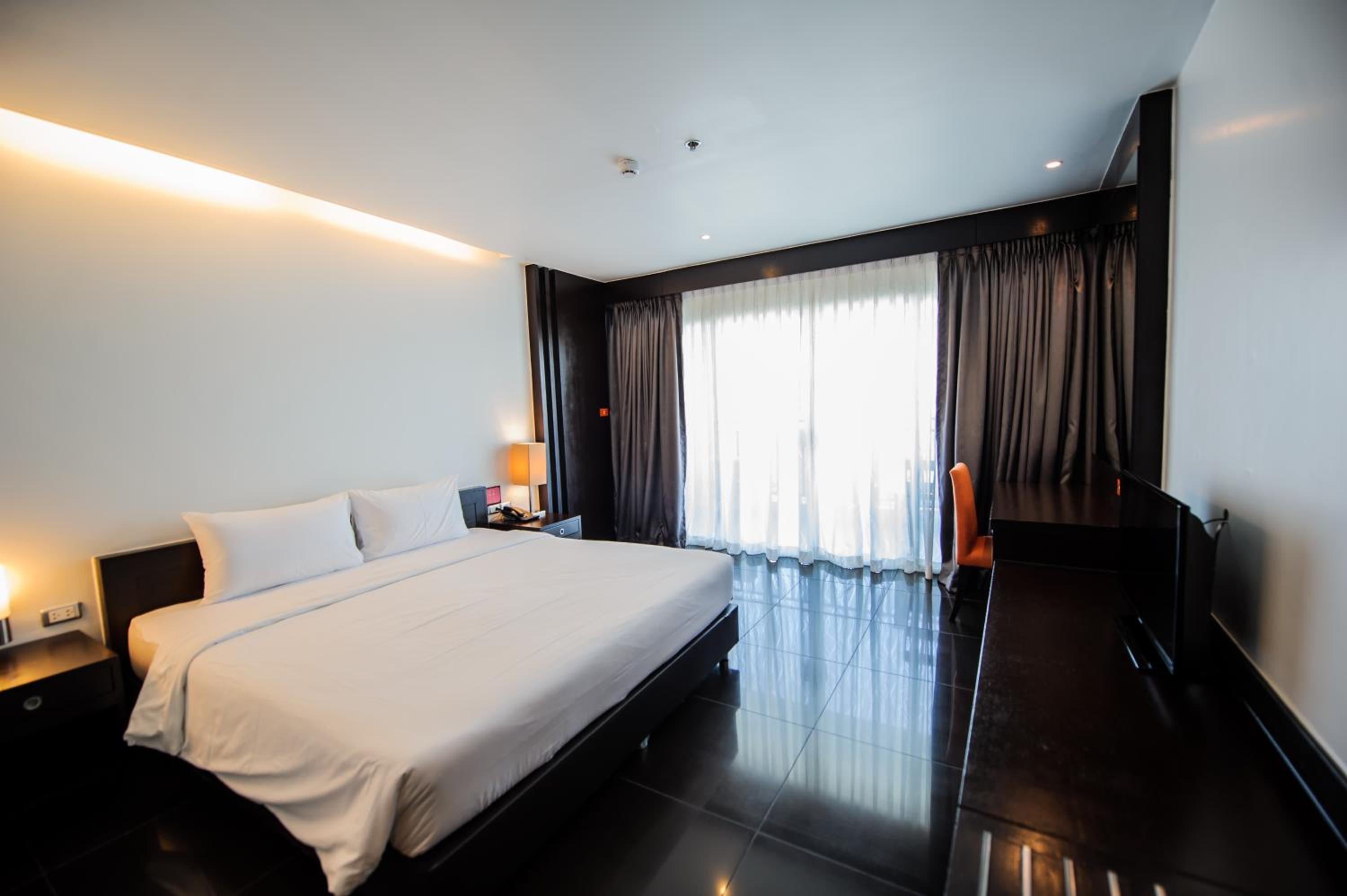 Deluxe Twin Room thumbnail 6