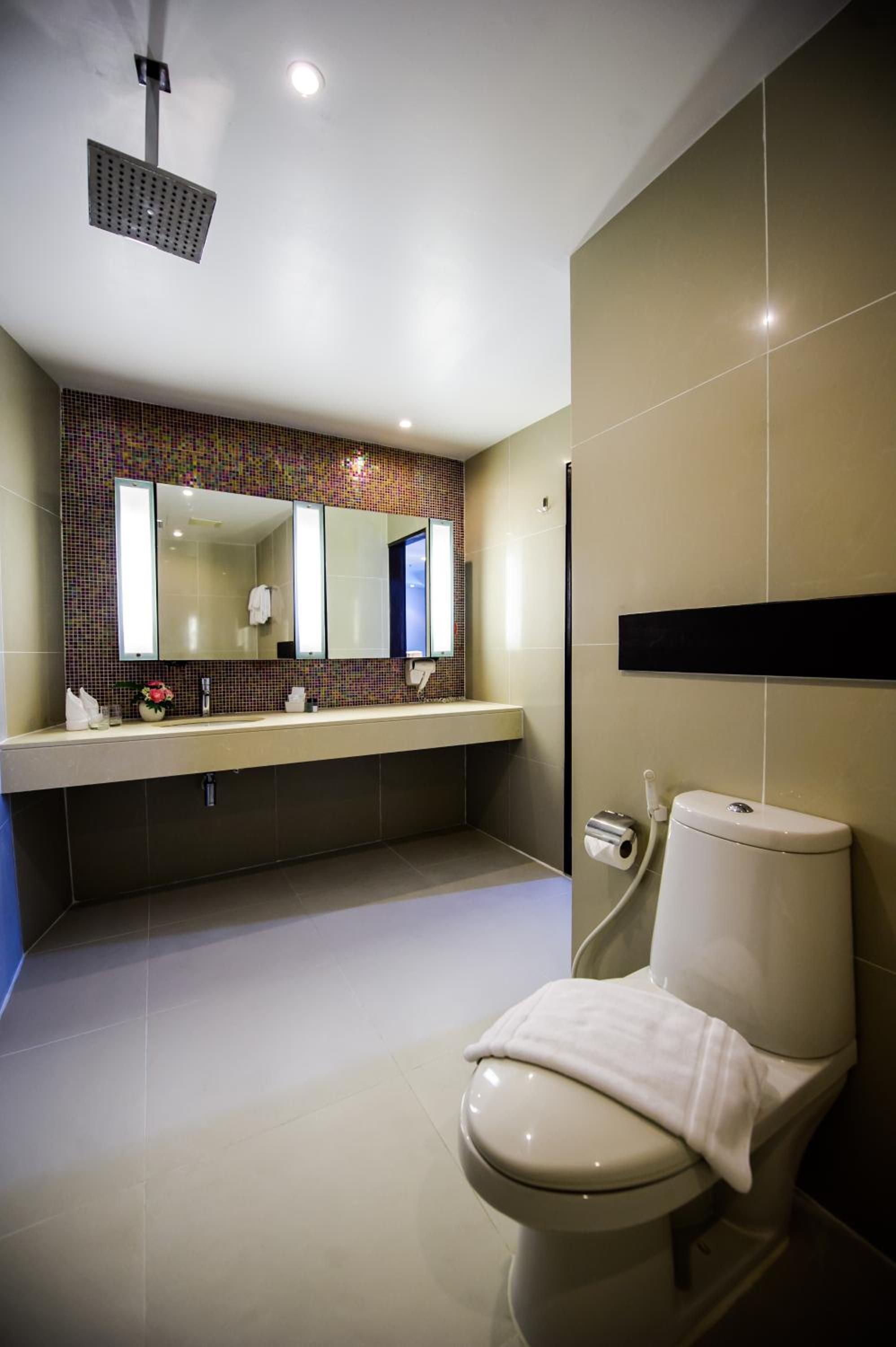 Corner Suite with Sea View thumbnail 6