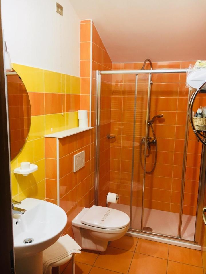 Double or Twin Room with Balcony - Photo 8