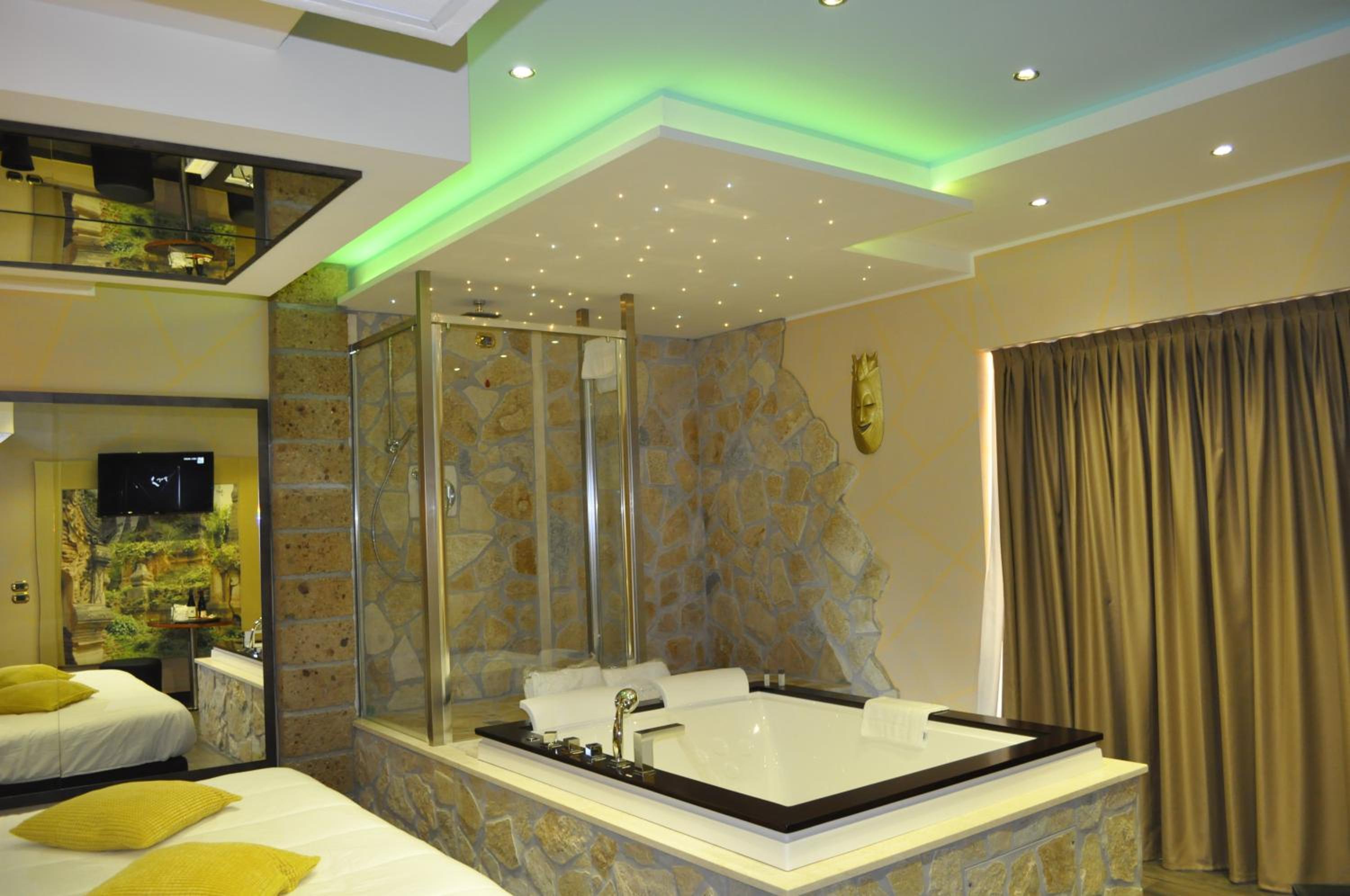 Deluxe Room with Spa Bath photo 2