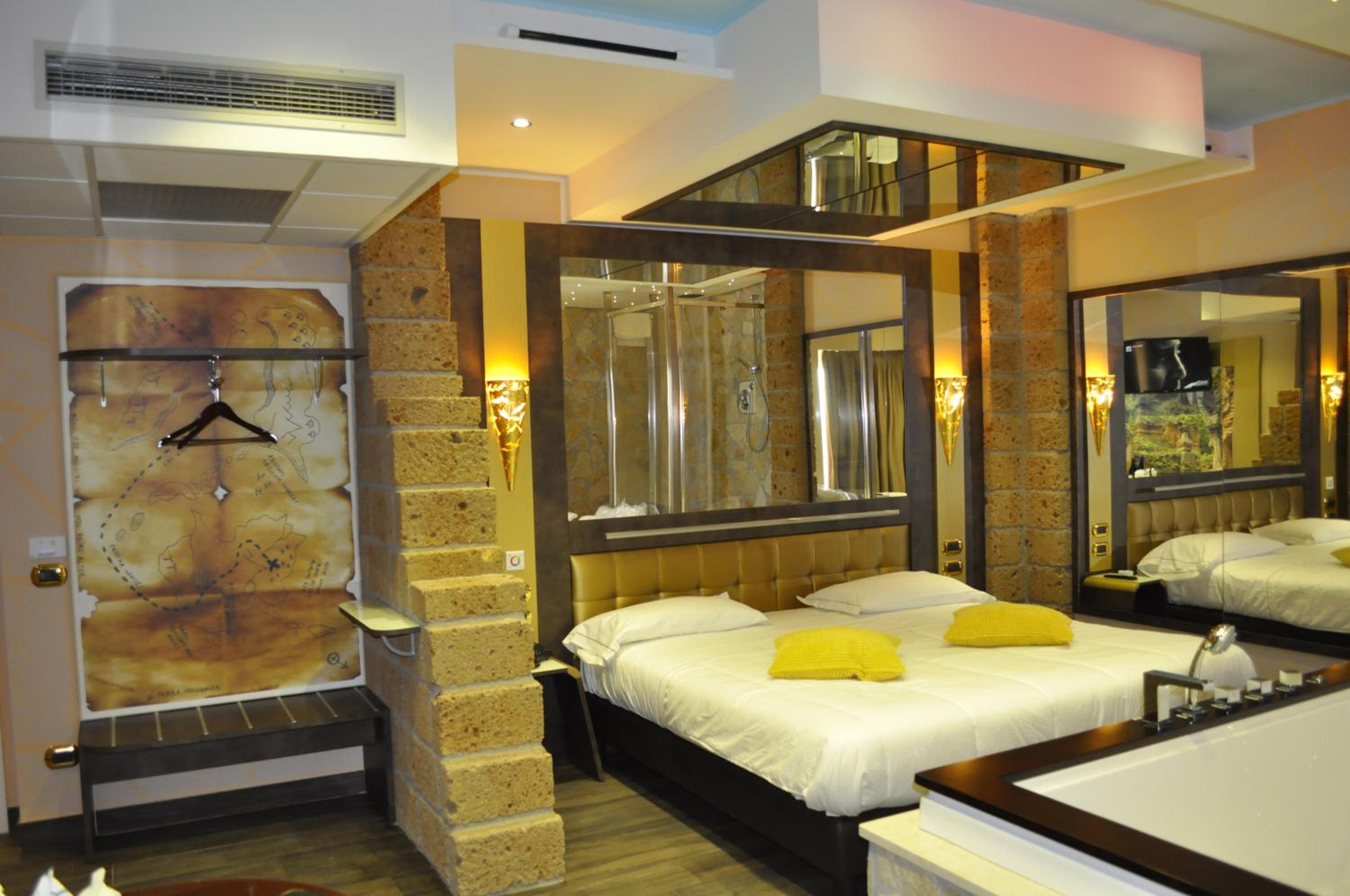 Deluxe Room with Spa Bath photo 3