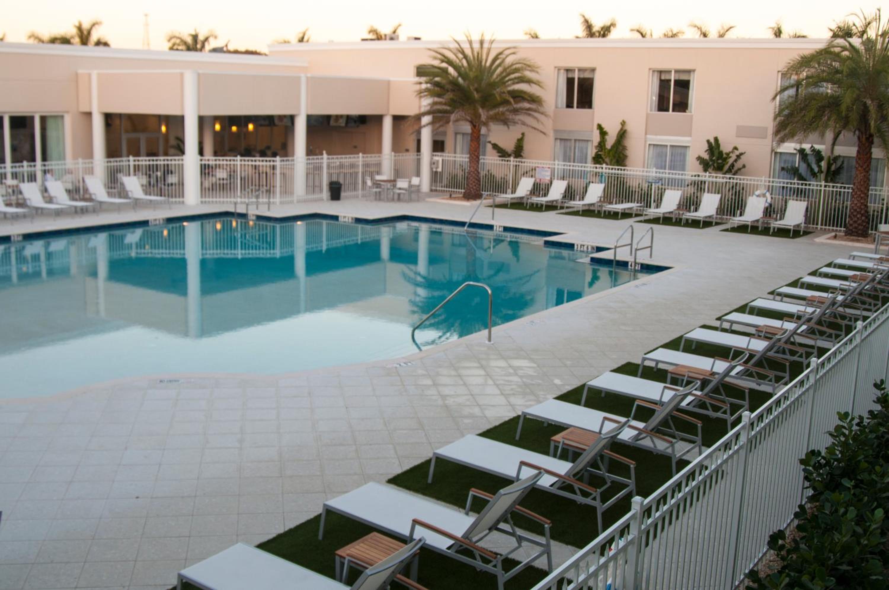 Queen Room with Two Queen Beds and Pool Vew - Non-Smoking - Photo 3