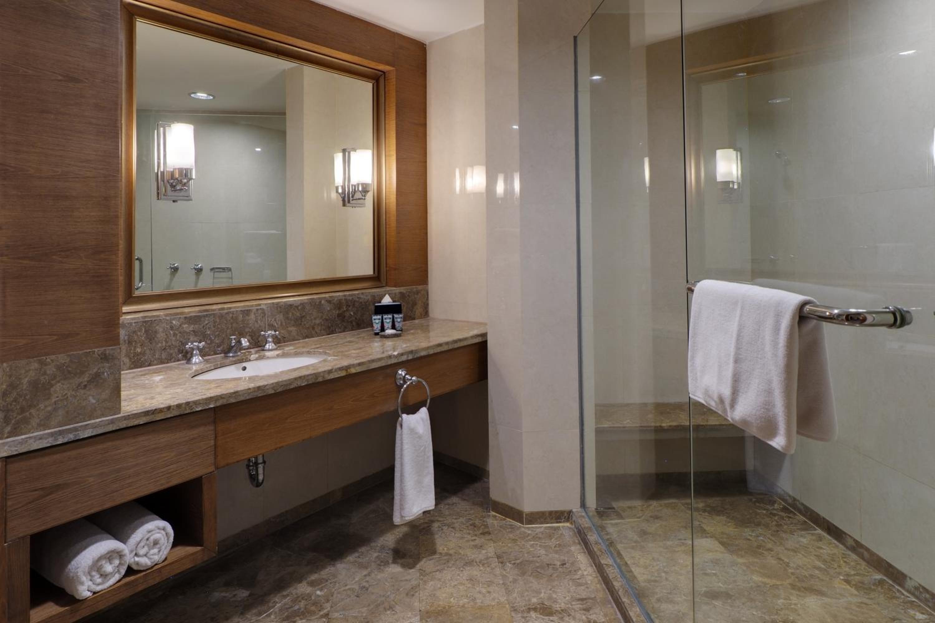 Executive Suite - Photo 2