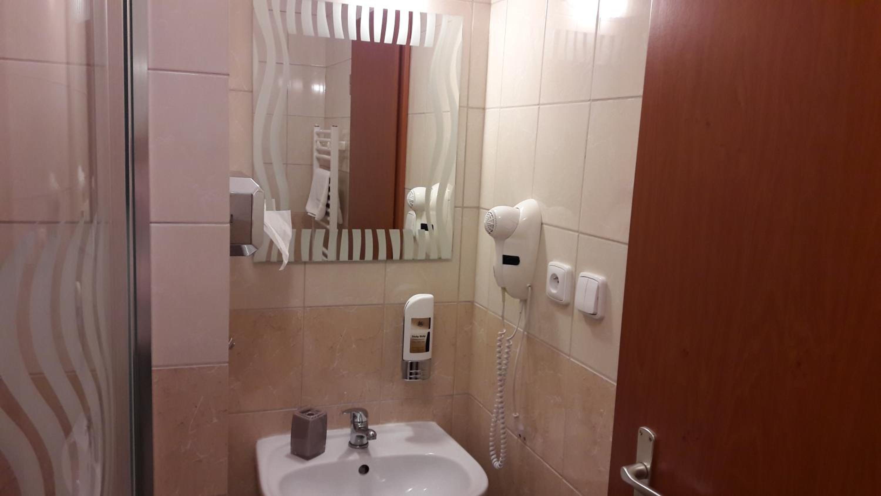 Double or Twin Room - Photo 3