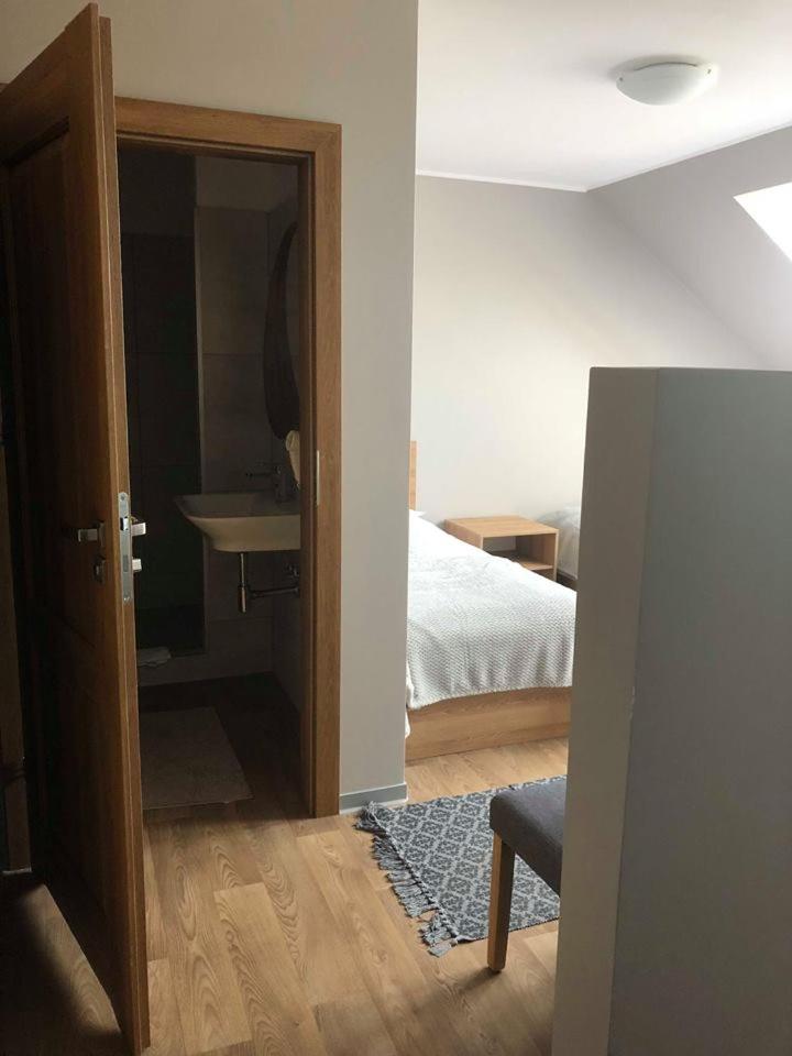 Economy Quadruple Room - Photo 4