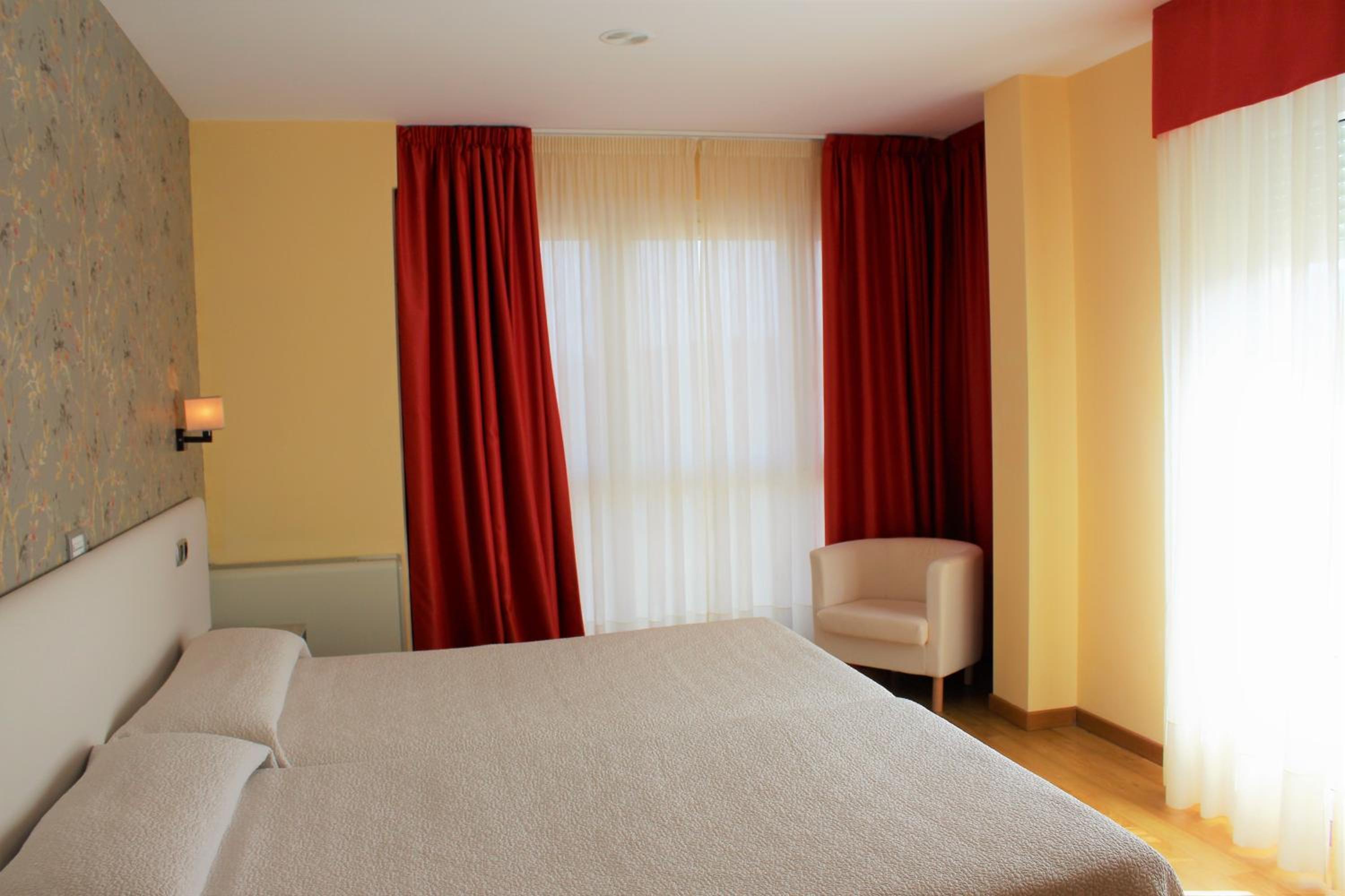 Habitación Doble con cama supletoria (2 adultos + 1 niño)