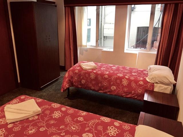 Twin Room with Private Bathroom photo 2
