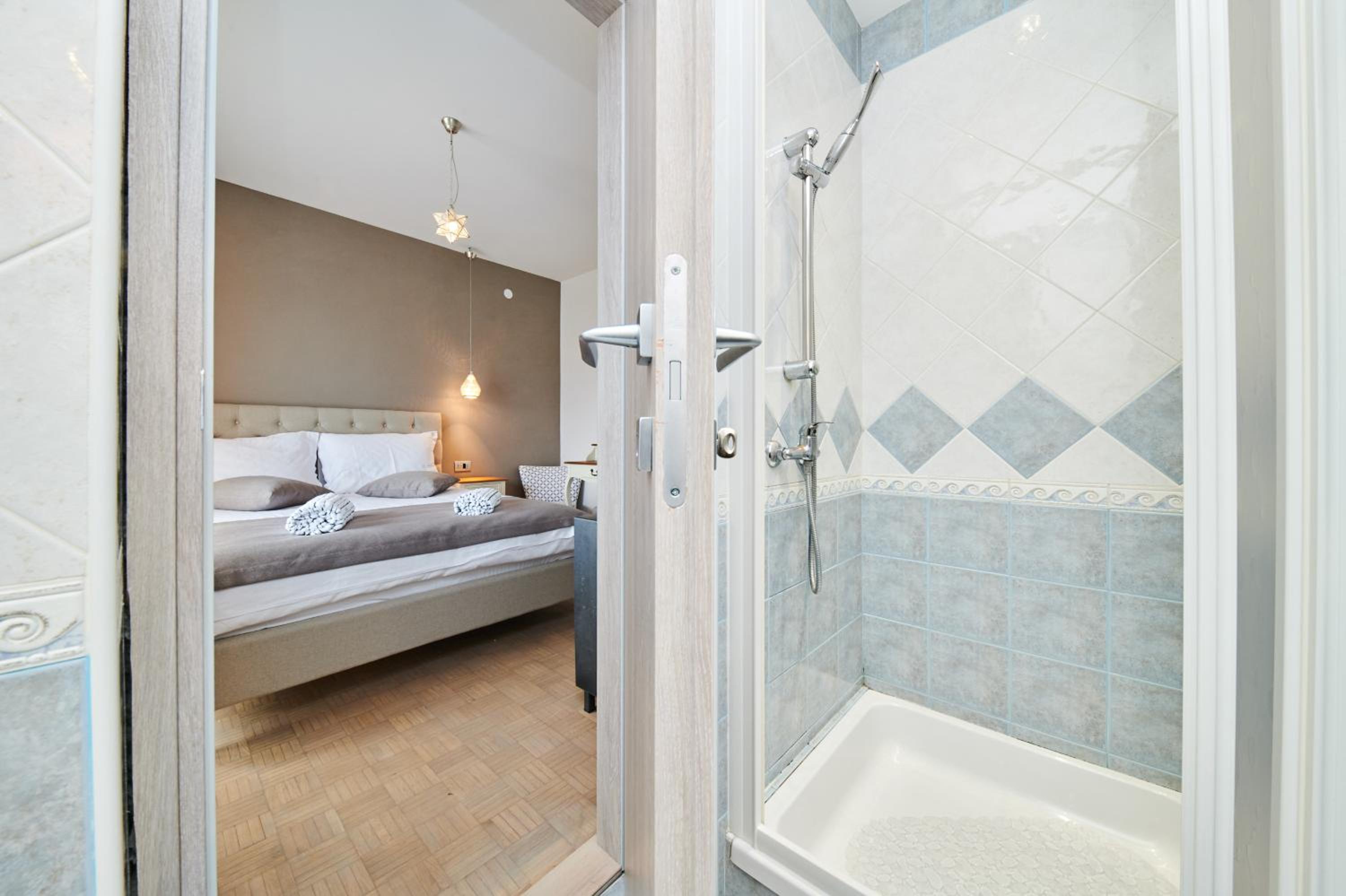 Double Room with Balcony - Photo 20