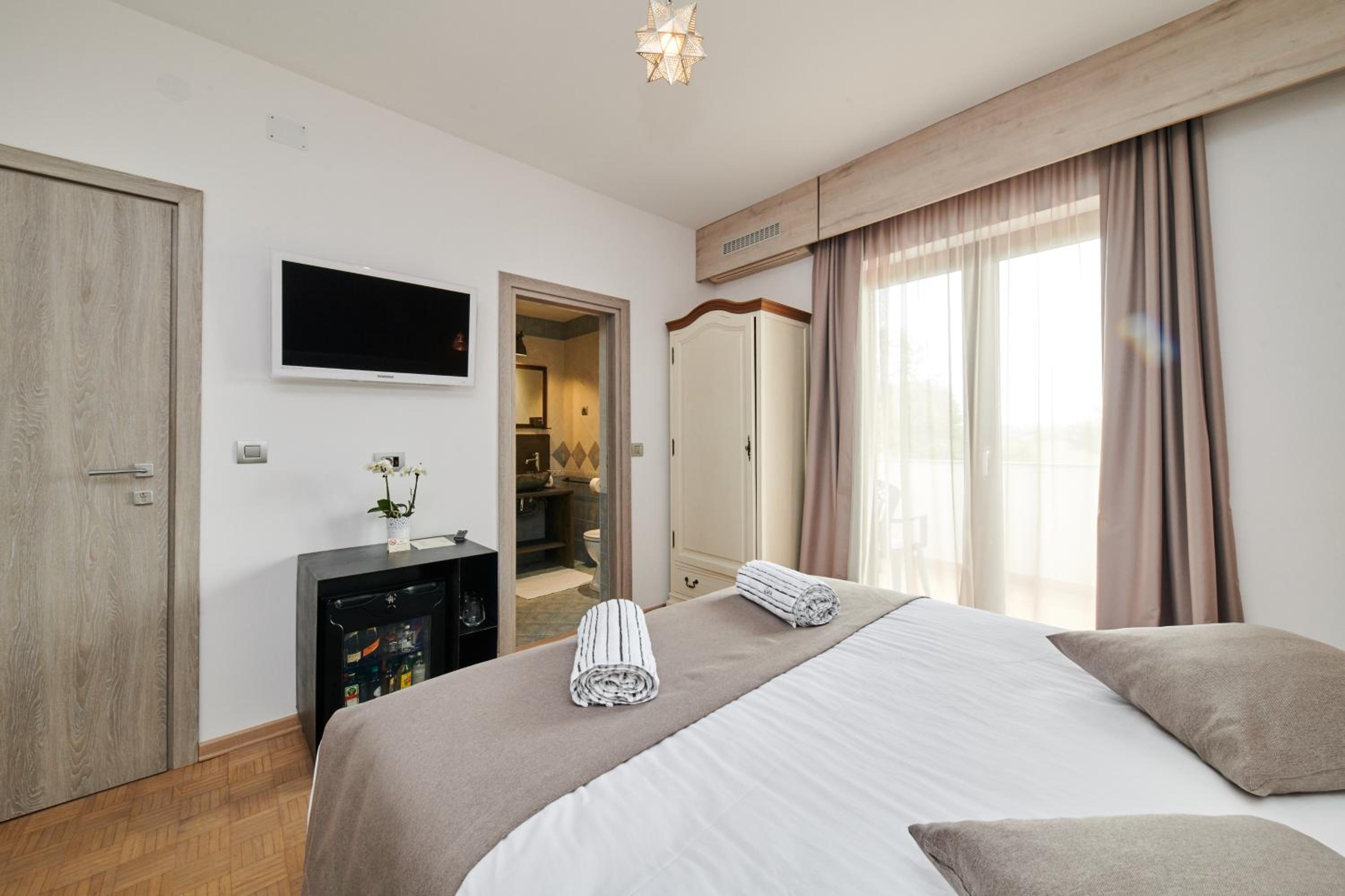 Double Room with Balcony - Photo 6
