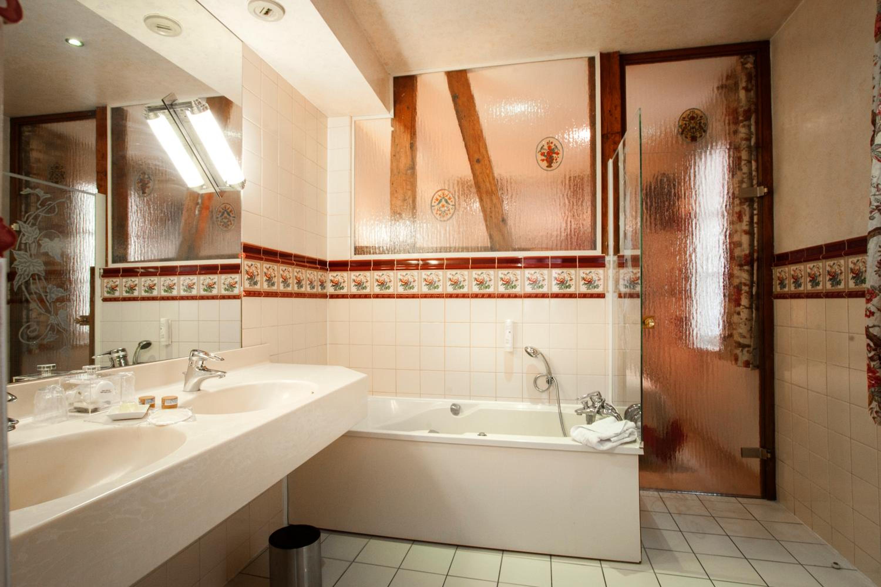Suite with Balneo Bath or Shower - Photo 8