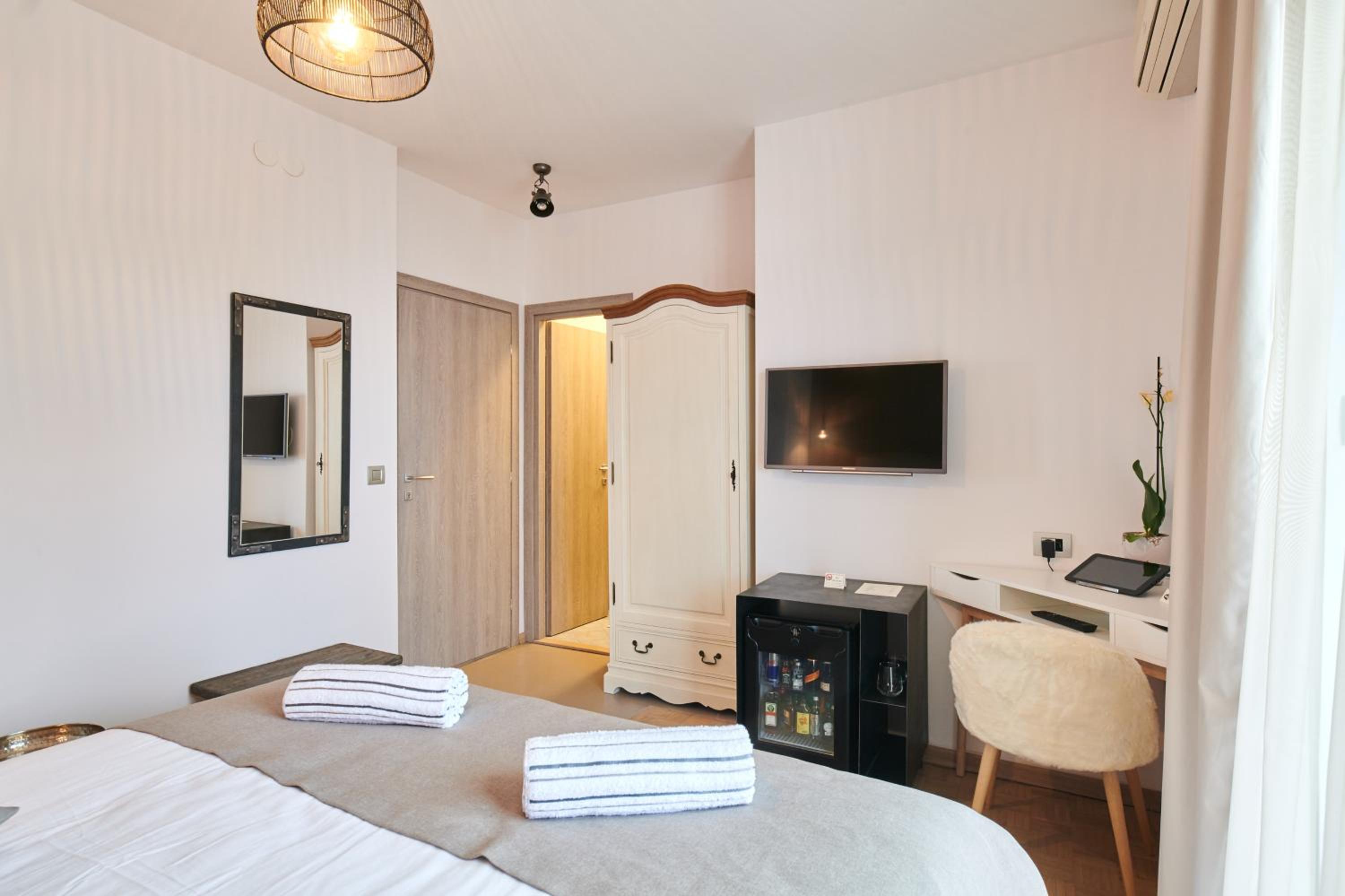 Double Room with Balcony - Photo 14