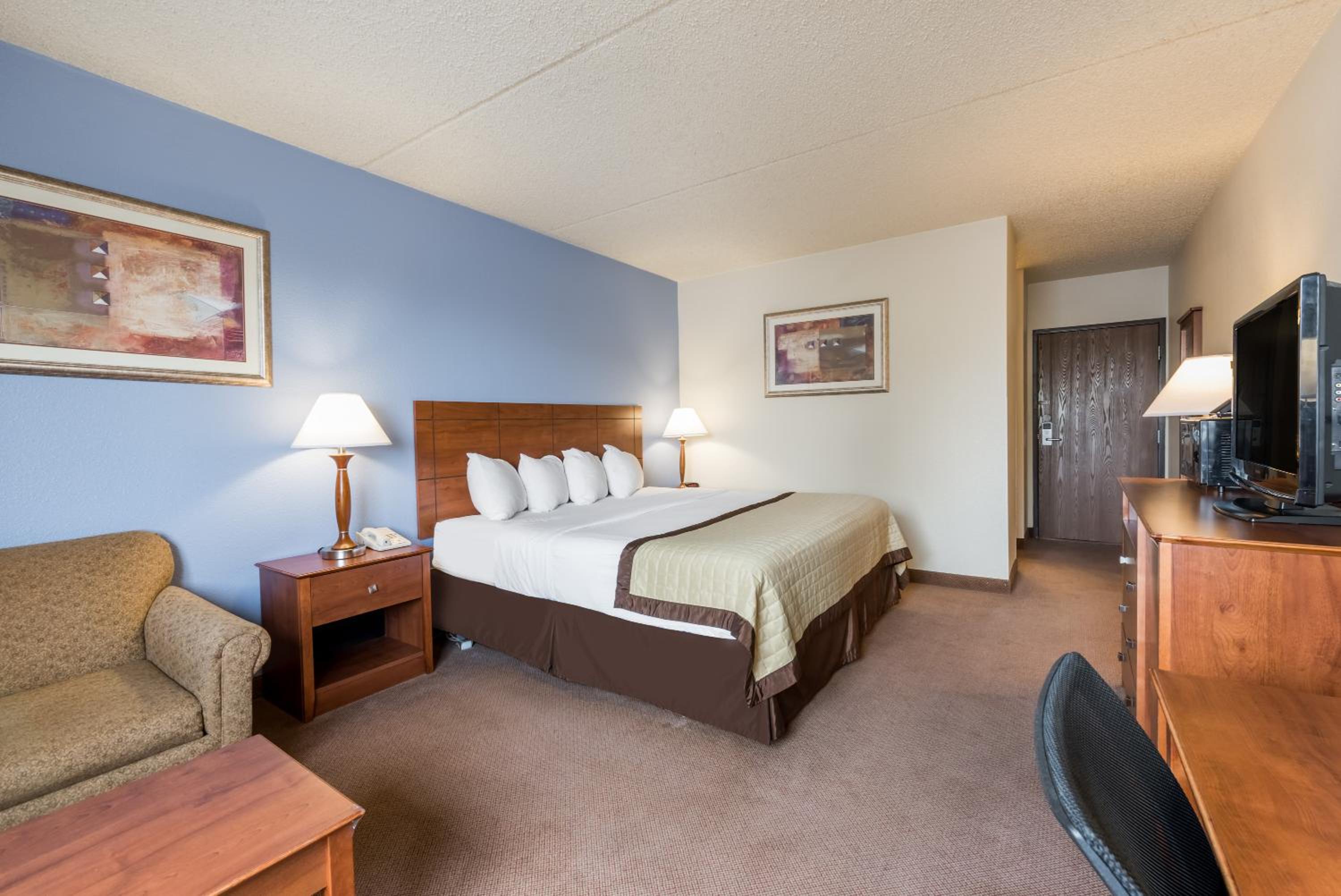 King Suite - Non-Smoking photo 3
