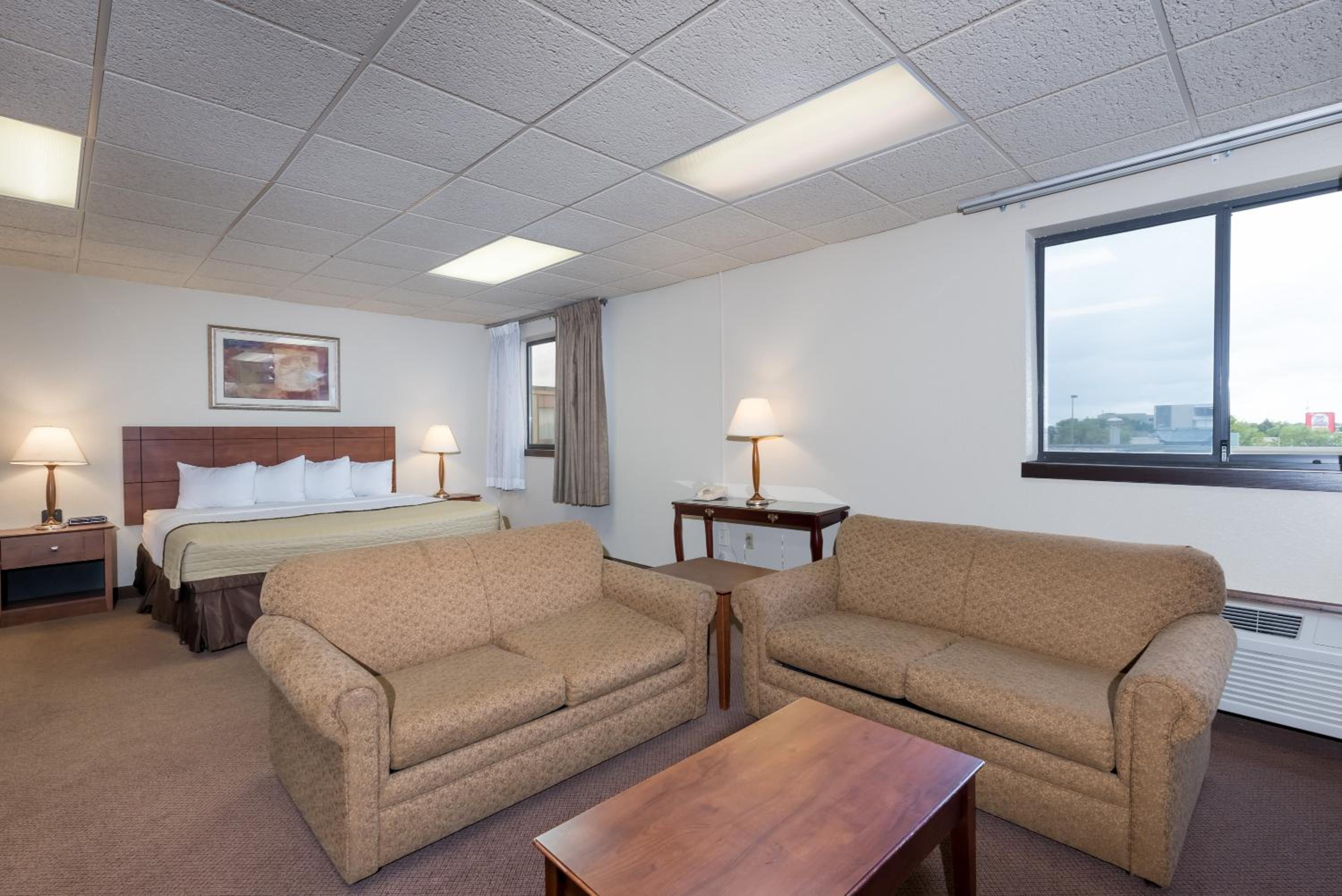 King Suite - Non-Smoking photo 2