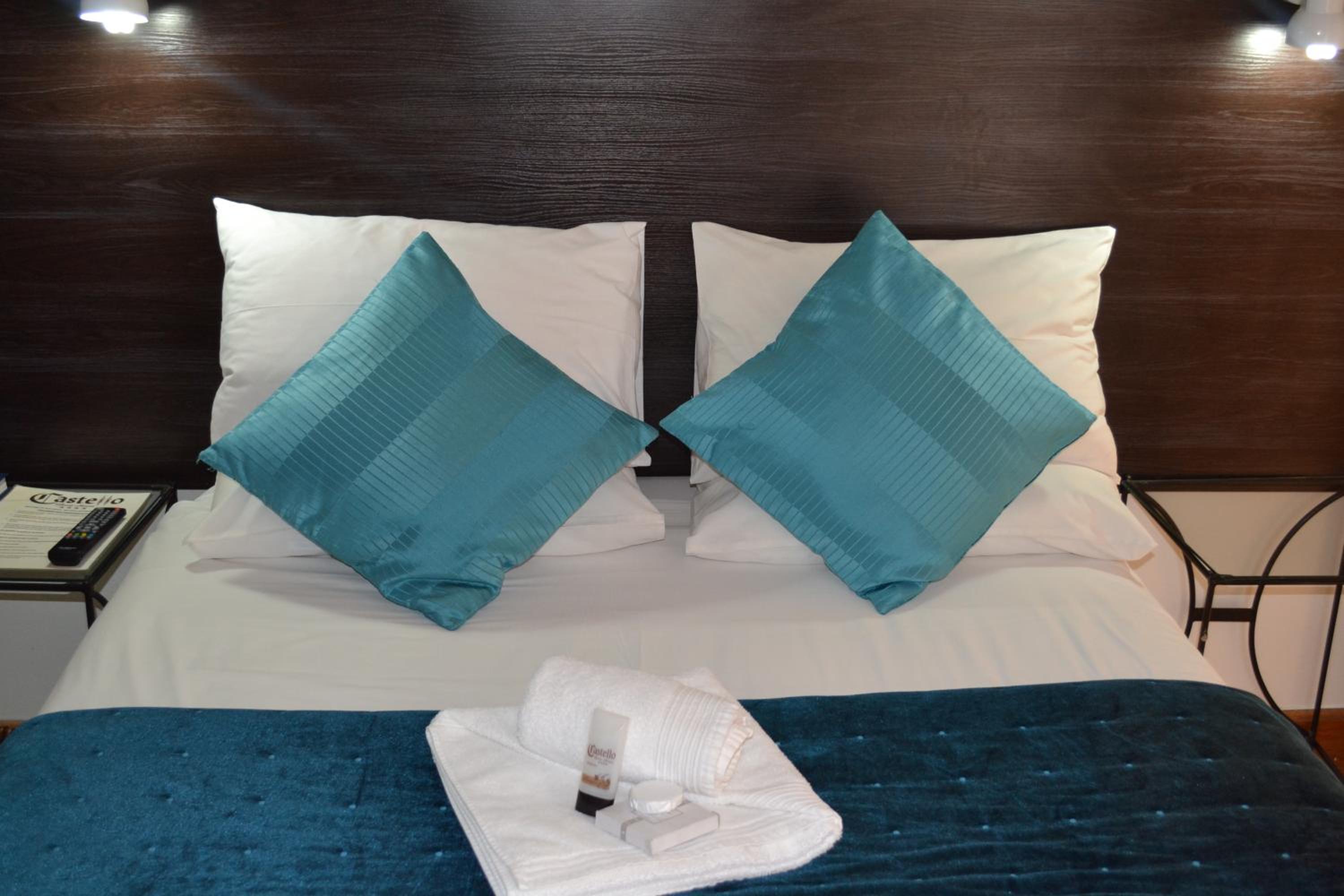 Standard Double Room - Photo 11