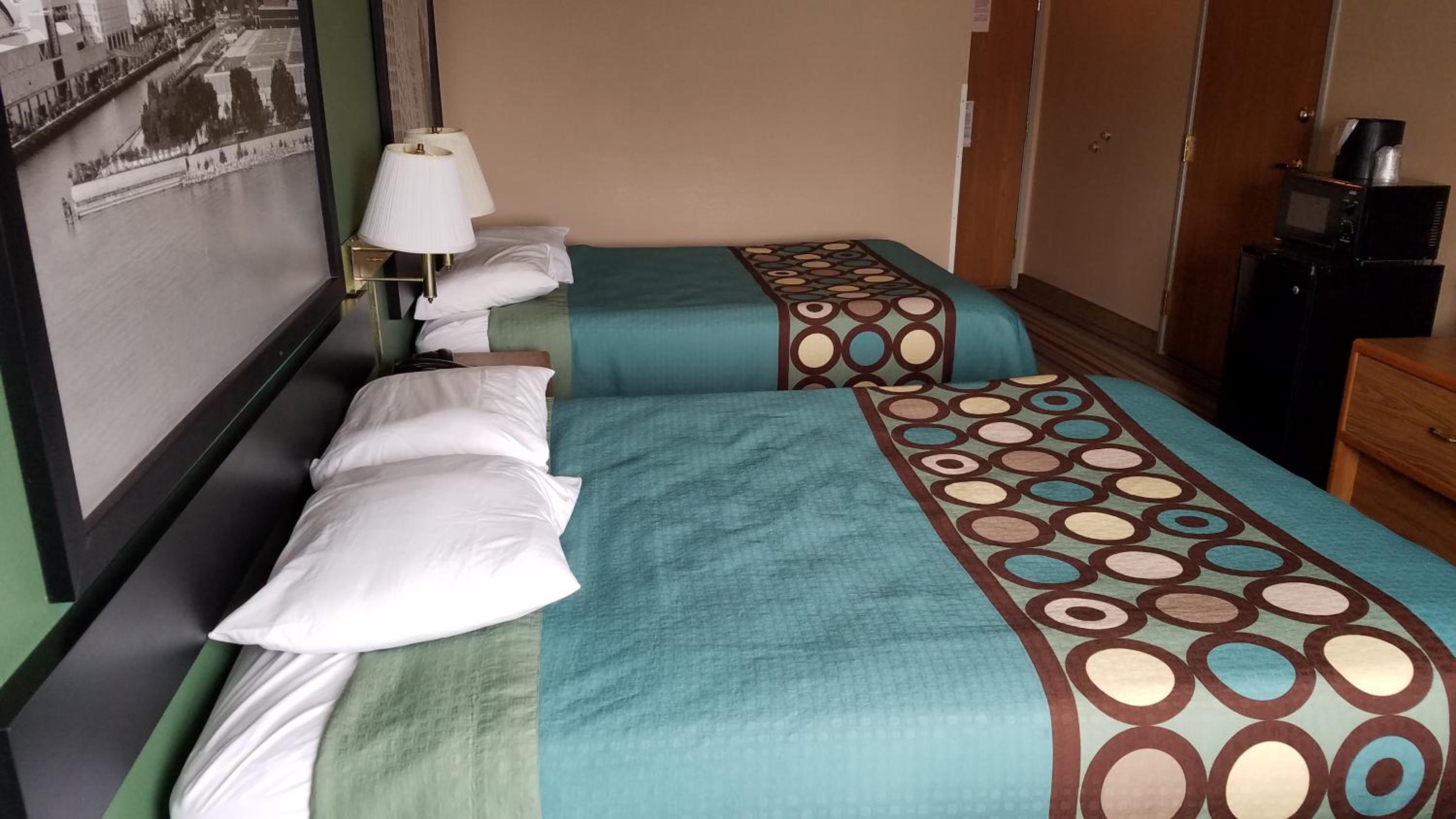 Queen Room with Two Queen Beds - Non-Smoking - Photo 1
