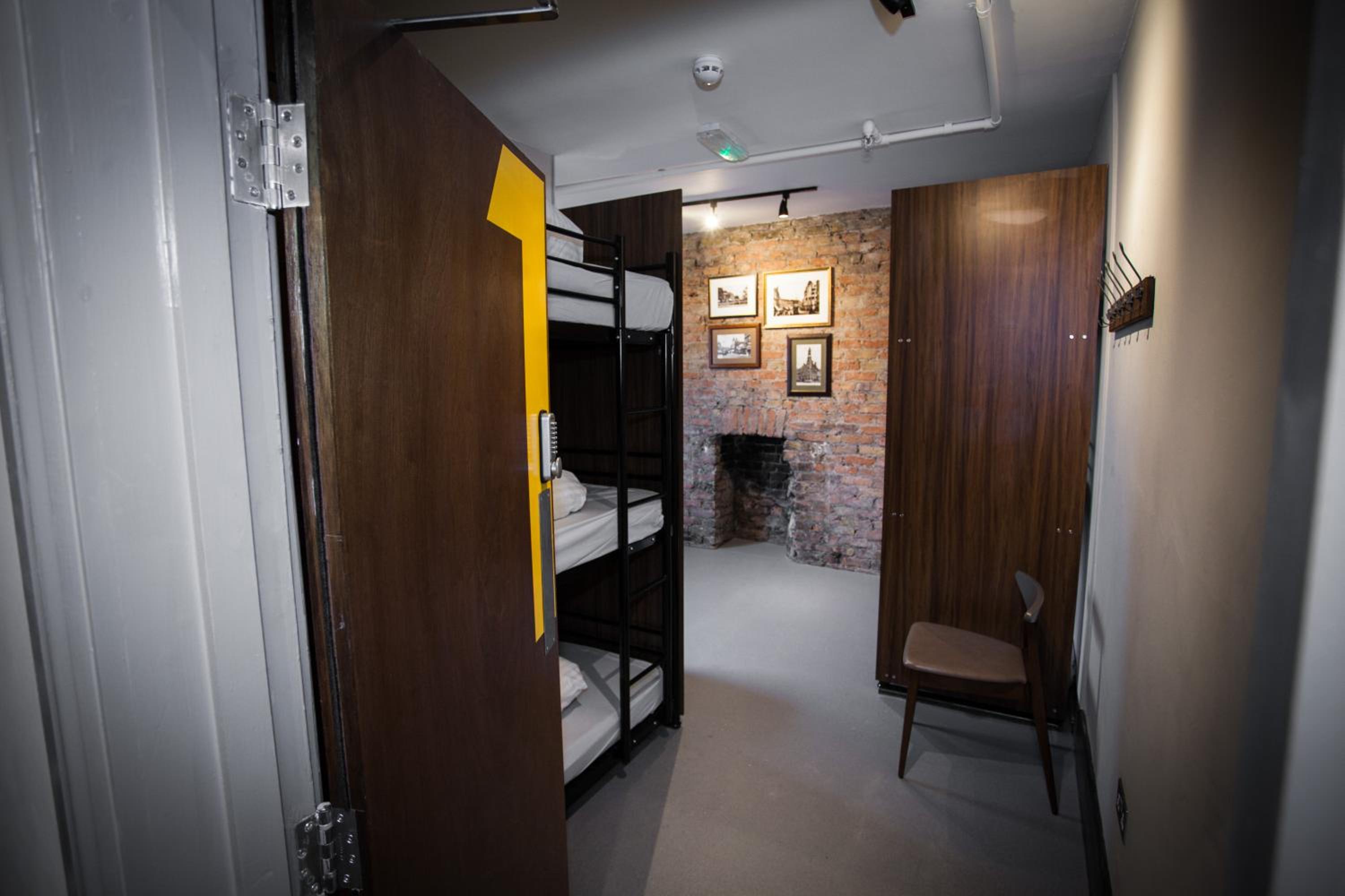 Private 15-Bed Dormitory with Shared Bathroom photo 1