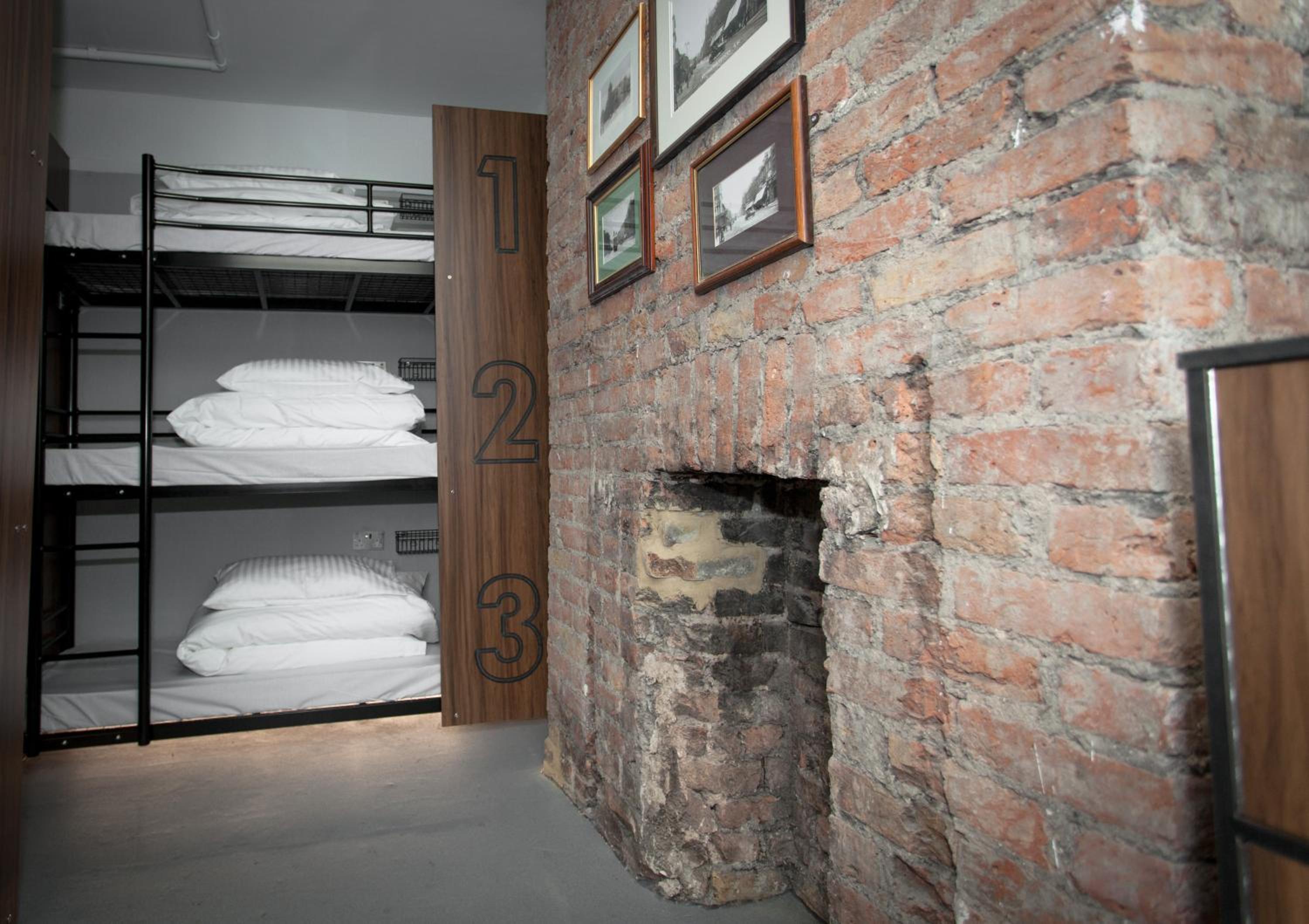 Bed in 9-Bed Mixed Dormitory Room with Shared Bathroom photo 1