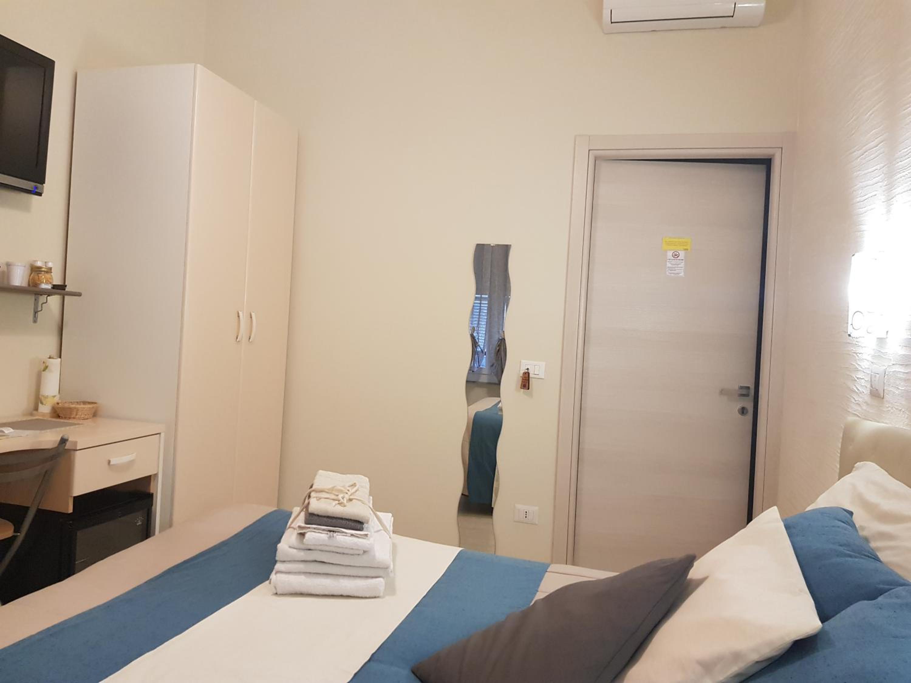 Standard Double Room - Photo 5