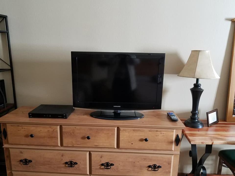 Standard Queen Room - Photo 8