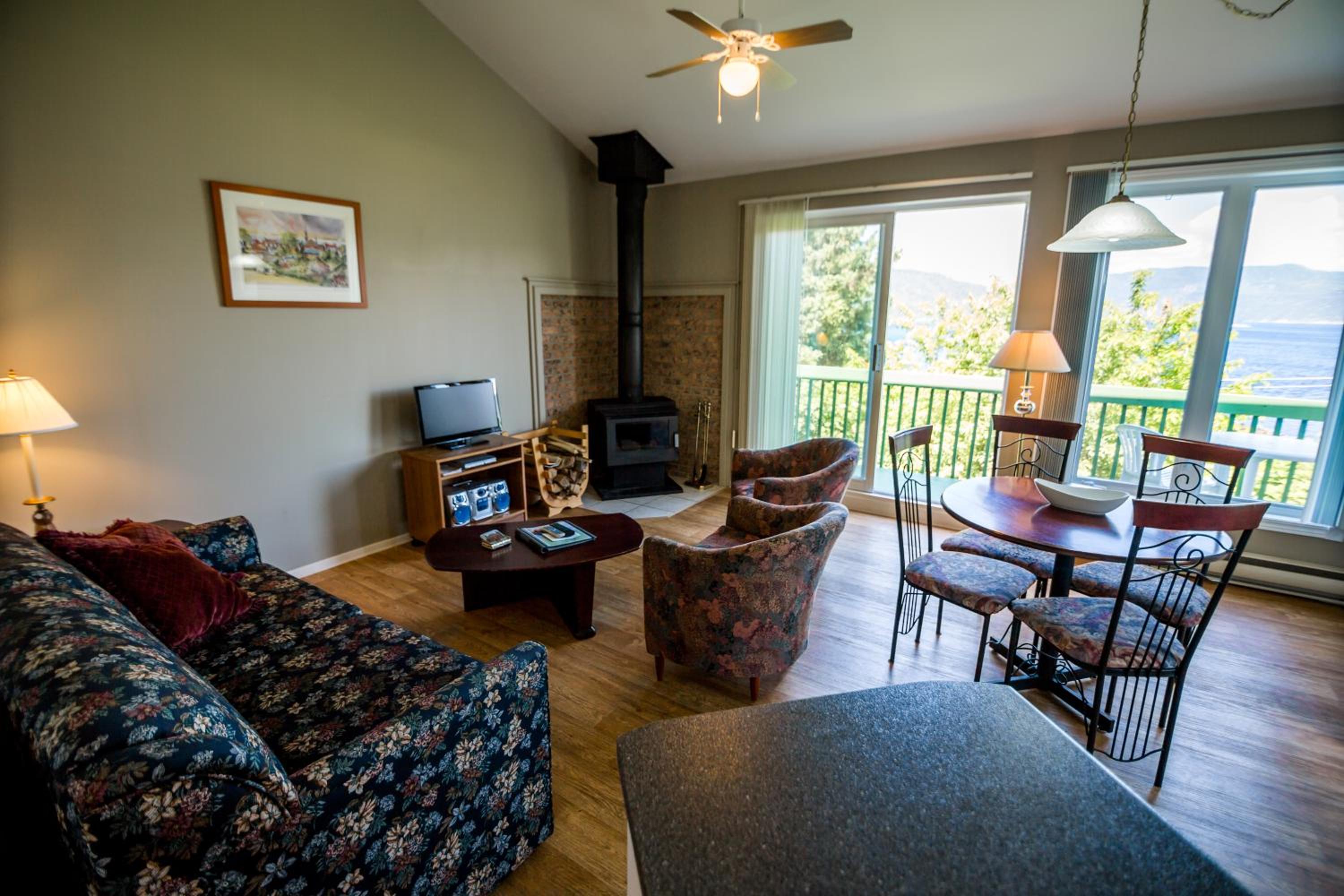One-Bedroom Apartment with Balcony photo 2