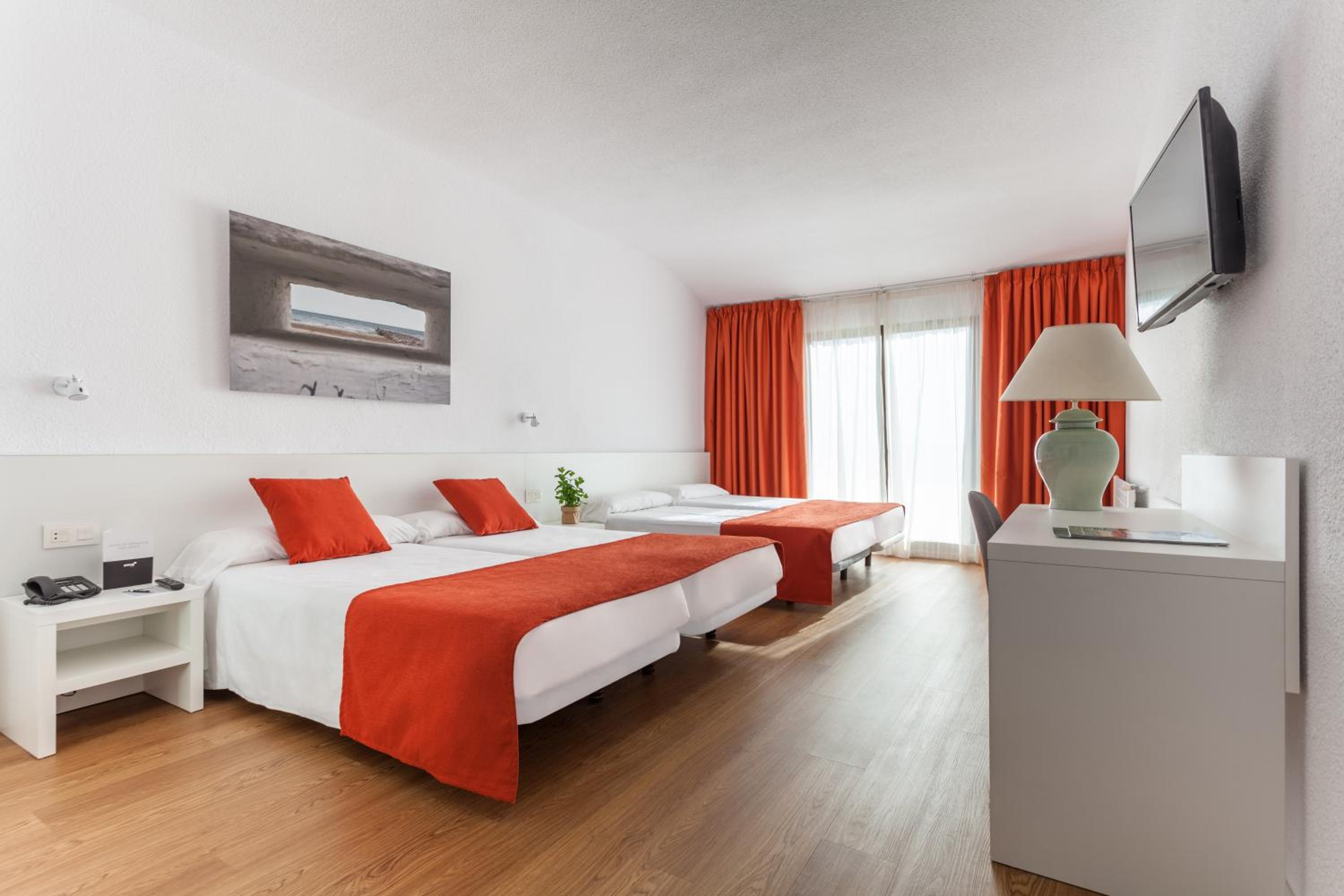Double or Twin Room with 2 Extra Beds (4 Adults) - Photo 2